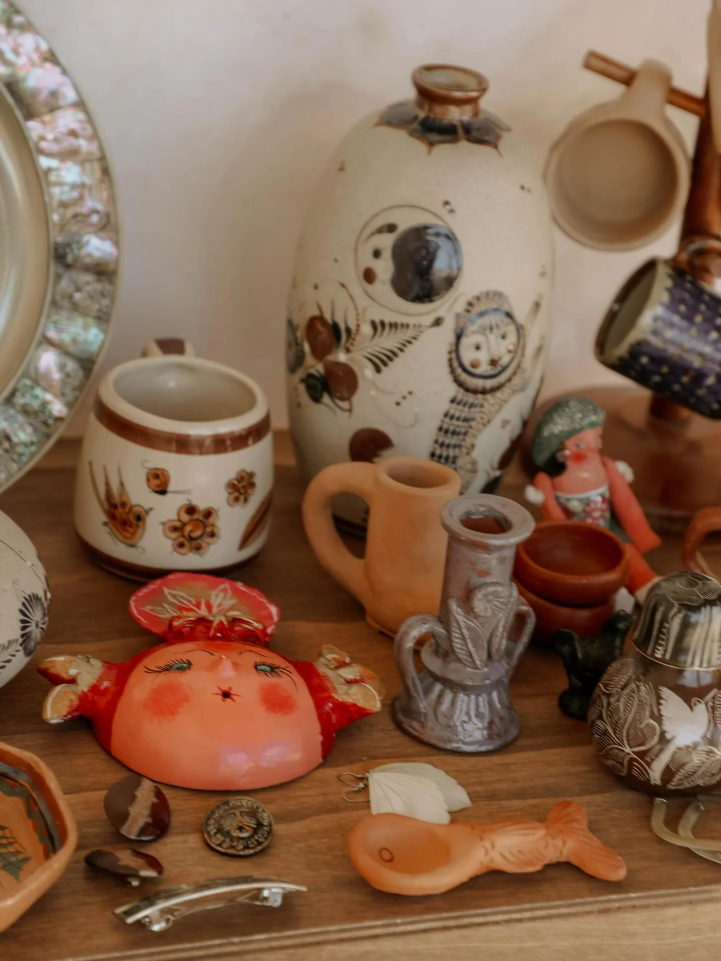 Closing out the year surrounded by pieces I love.
Mexican home decor, vintage finds, and stories collected along the way. Looking ahead to 2026 with excitement. More travel, books, vintage, and new friends.