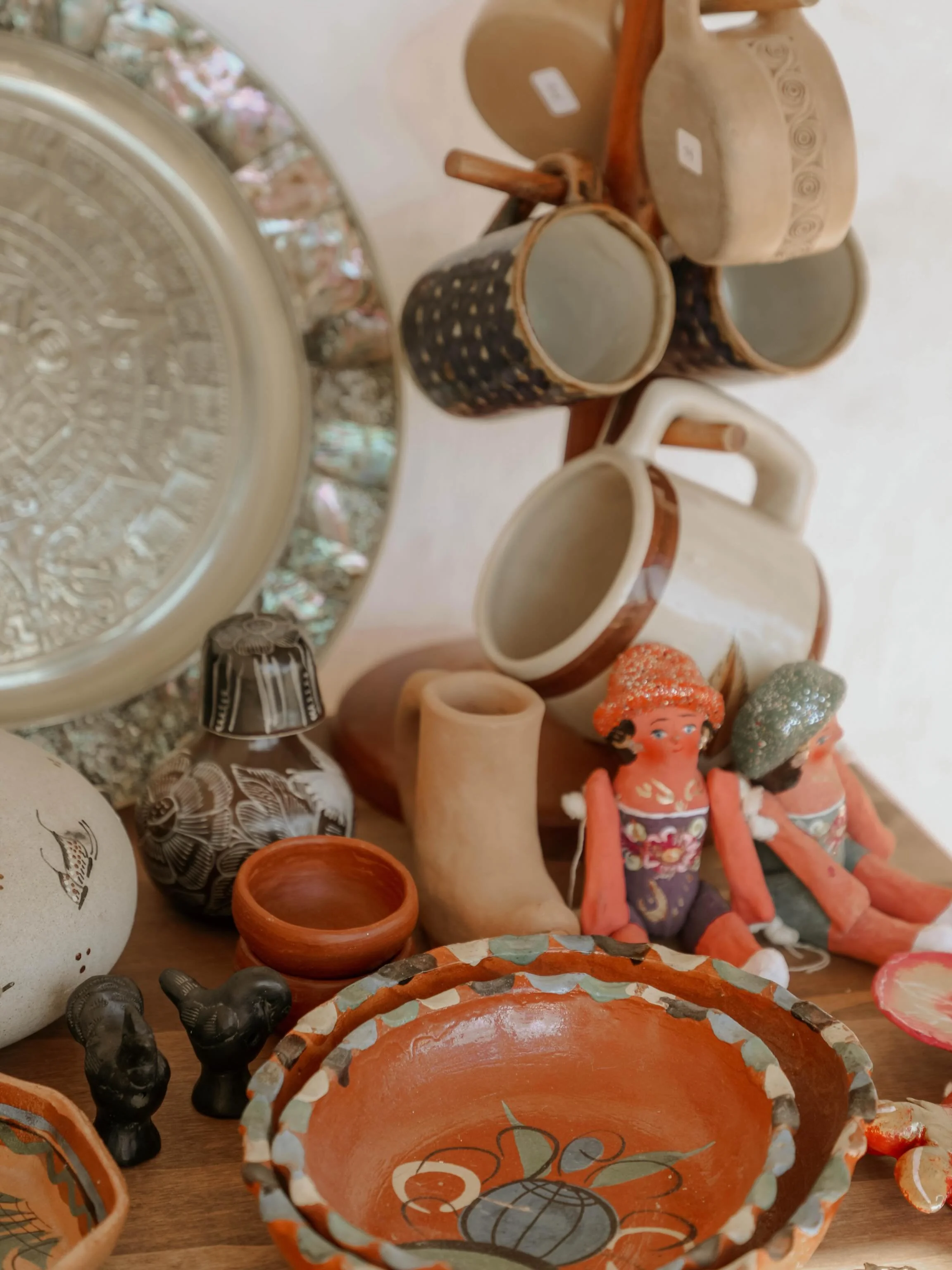 mexican home decor but make it curated ❤️&zwj;🔥come hang @mujeresmakersmarket celebrating 5 years!  browse vintage + handmade finds 👀 see you there

pc: @dgphotos