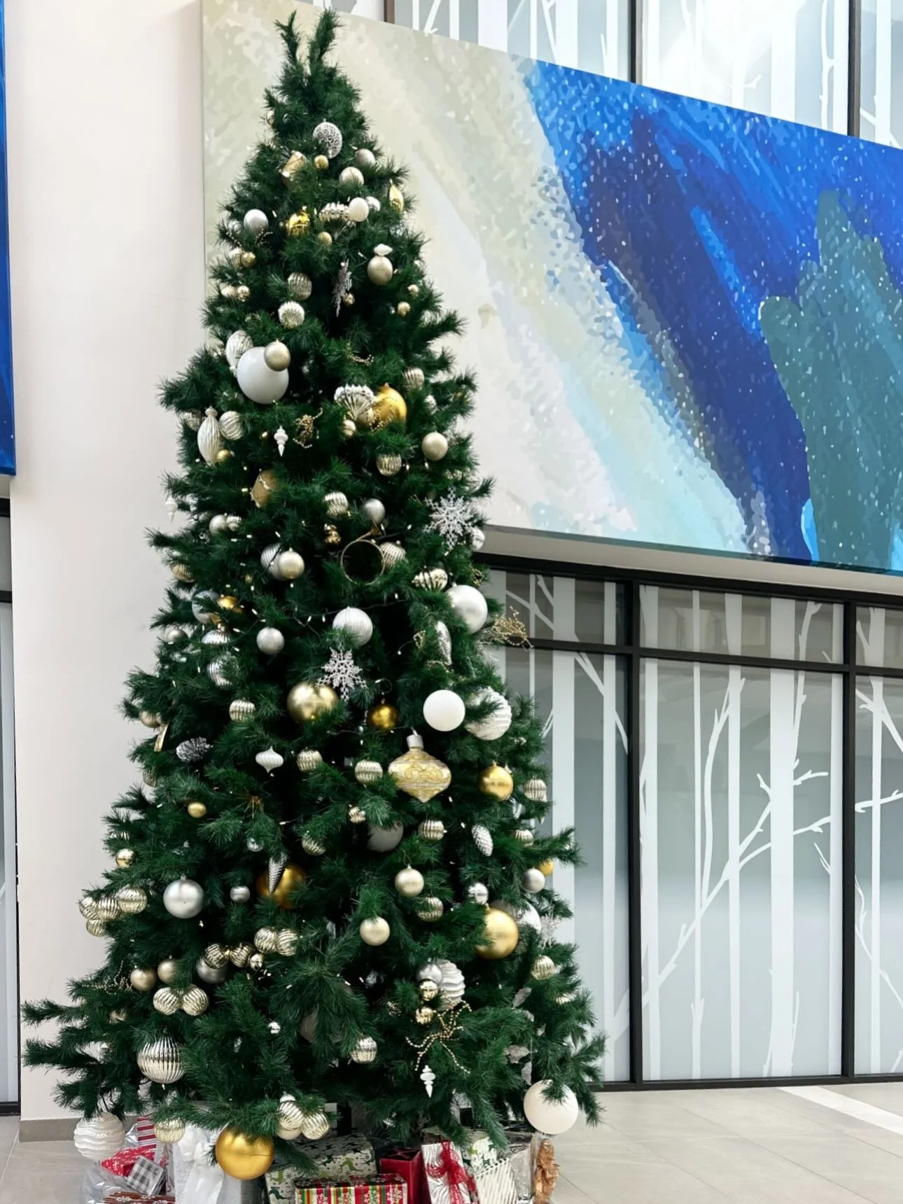 Our Lobby Just Got a little Merrier! 🎄 

We&rsquo;ve put up a brand-new Christmas tree, we&rsquo;re ready for the holiday magic, so come check out our Santa&rsquo;s Specials while you&rsquo;re here. 🎅❤️

#HolidayMagic #ChristmasAtTheLobby #FestiveS