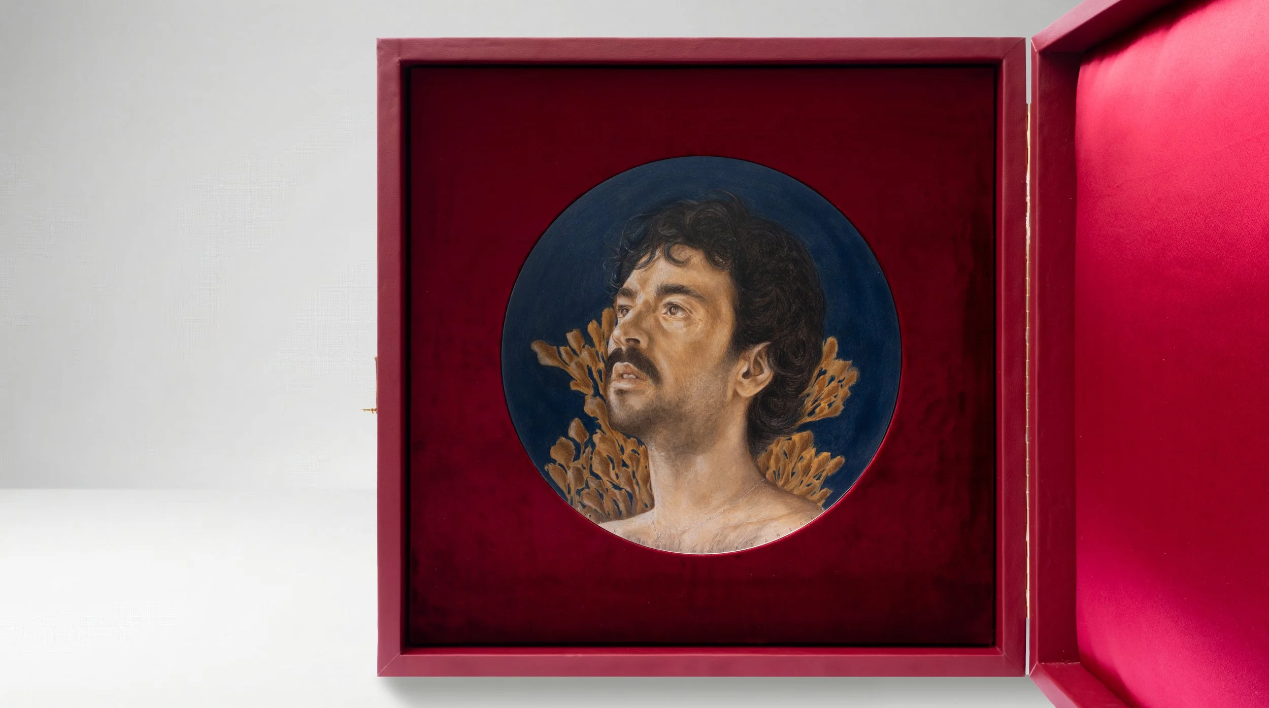 LES HOMMES ORDINAIRES (Leonardo) Acrylic & Color Pencil on wood - Wood and Textile 75 x 75 x 14 cm - 2026