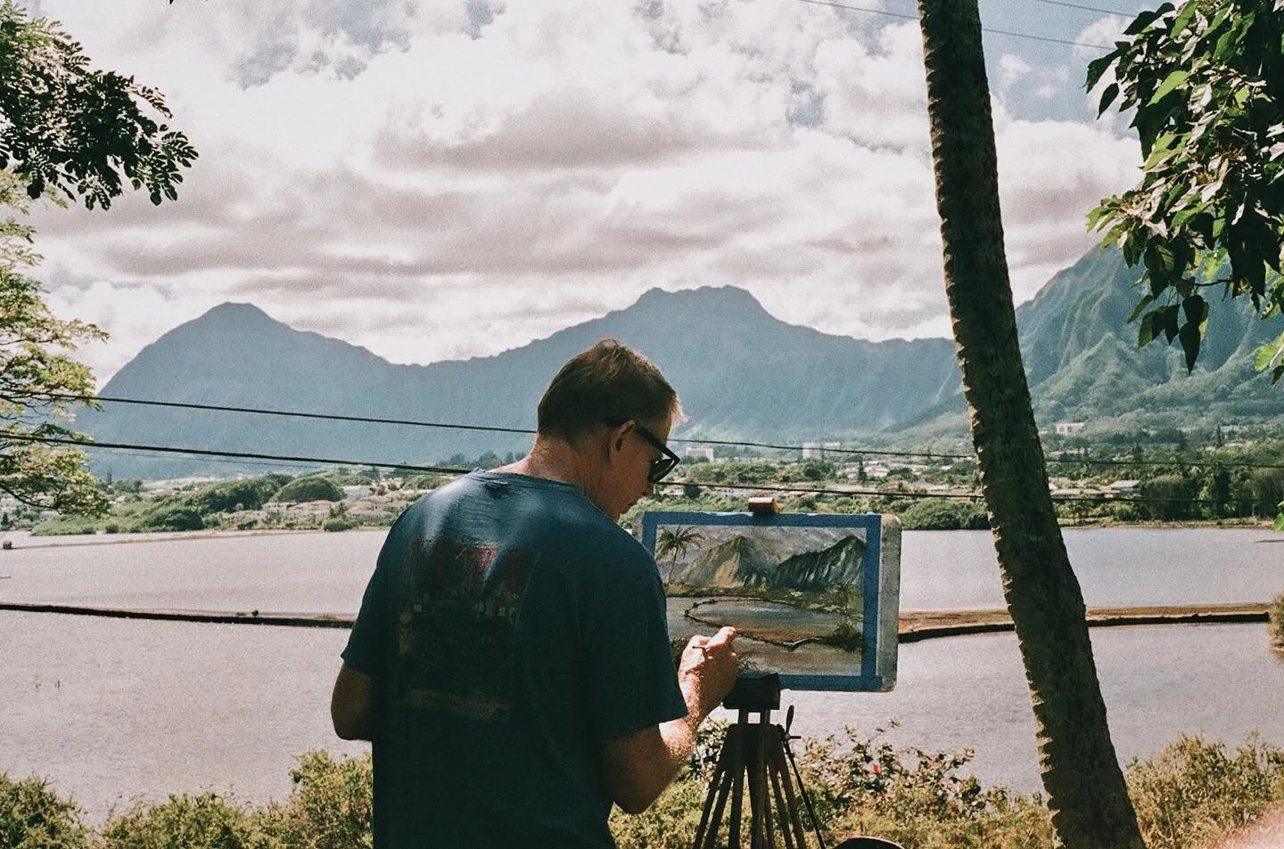 Last year, I took some photos along the shore and I stumbled upon a few painters. His name is Dwayne and painting is a hobby of his. I didn&rsquo;t go in-depth about anything else personal but i guess meeting some people like Dwayne seemed like meeti