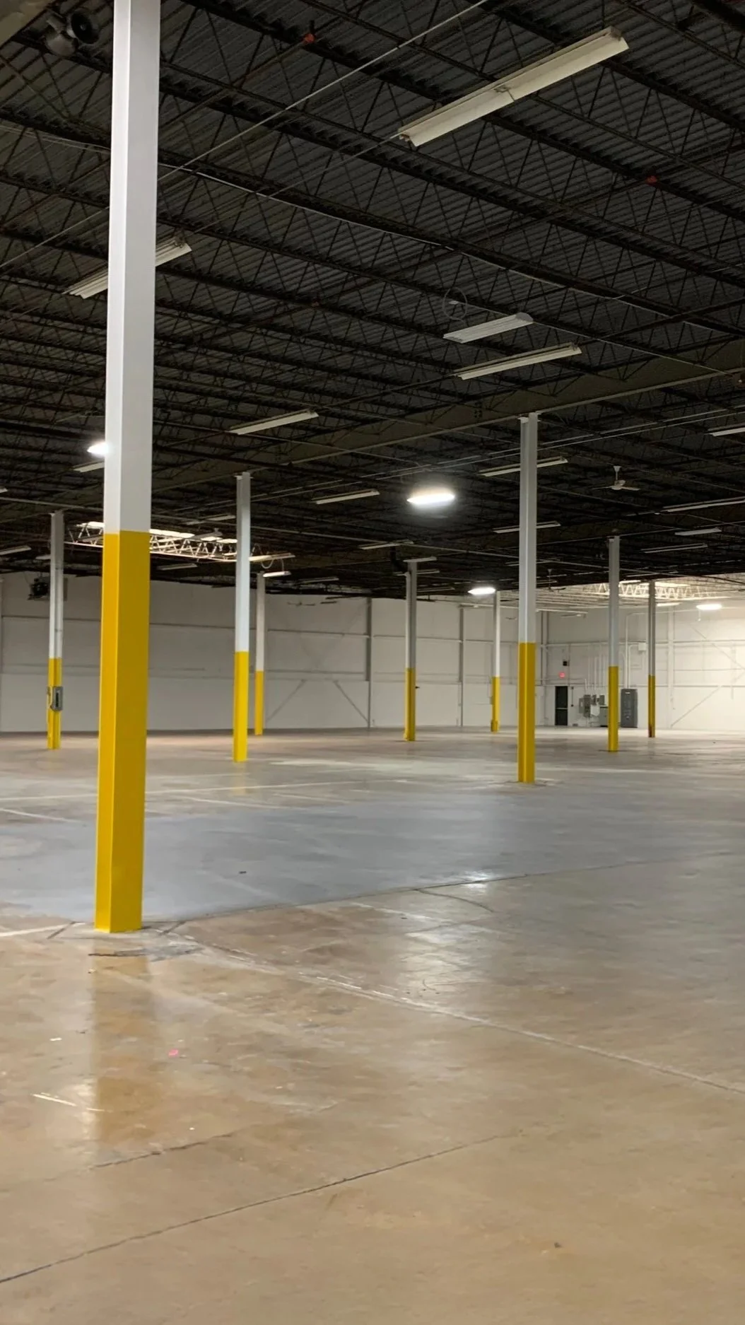 Integro high-capacity 480V 3-phase power distribution and custom switchgear for task-specific manufacturing loads.