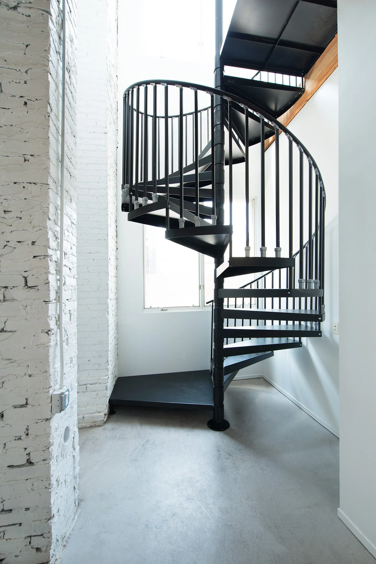 Strategic deconversion of a multi-family Landmark building into a premium single-family home. Integro Builders’ technical infrastructure approach to maximizing resale value and ROI for historic urban assets.