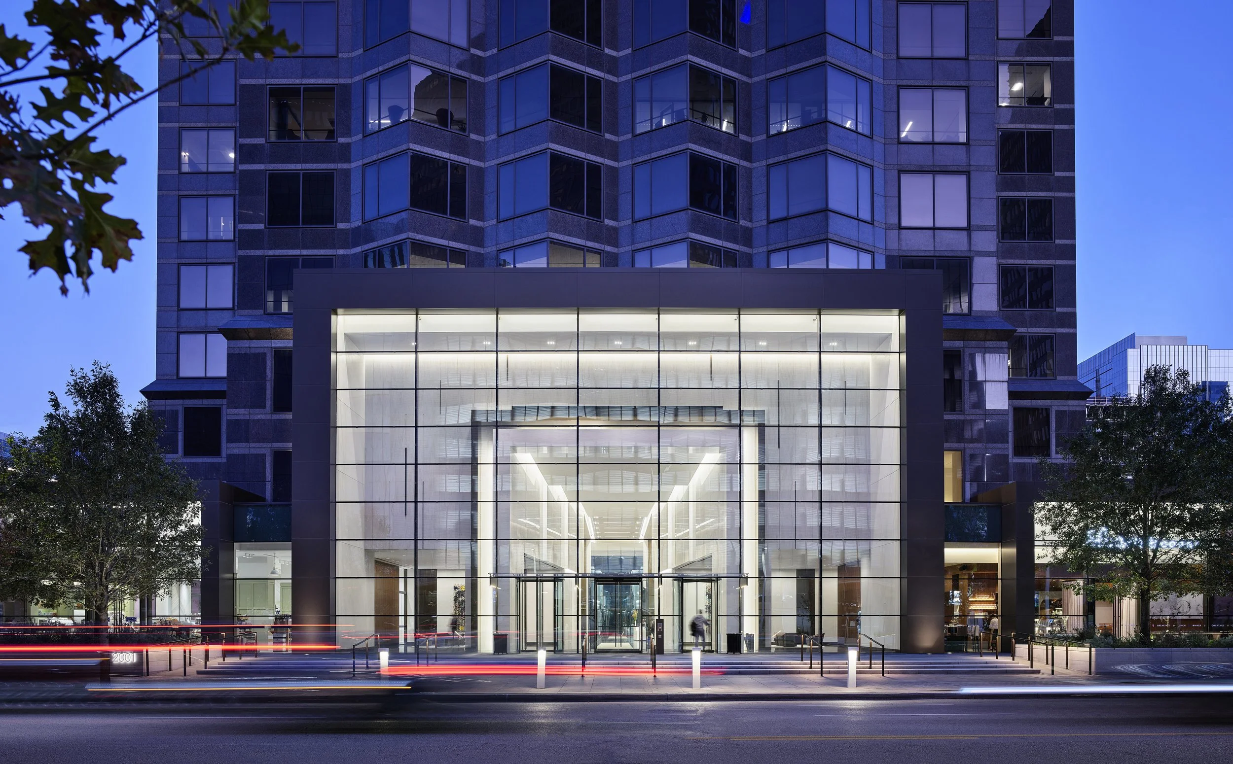 Renovated Trammel Crow Center in Dallas features large VS1 facade