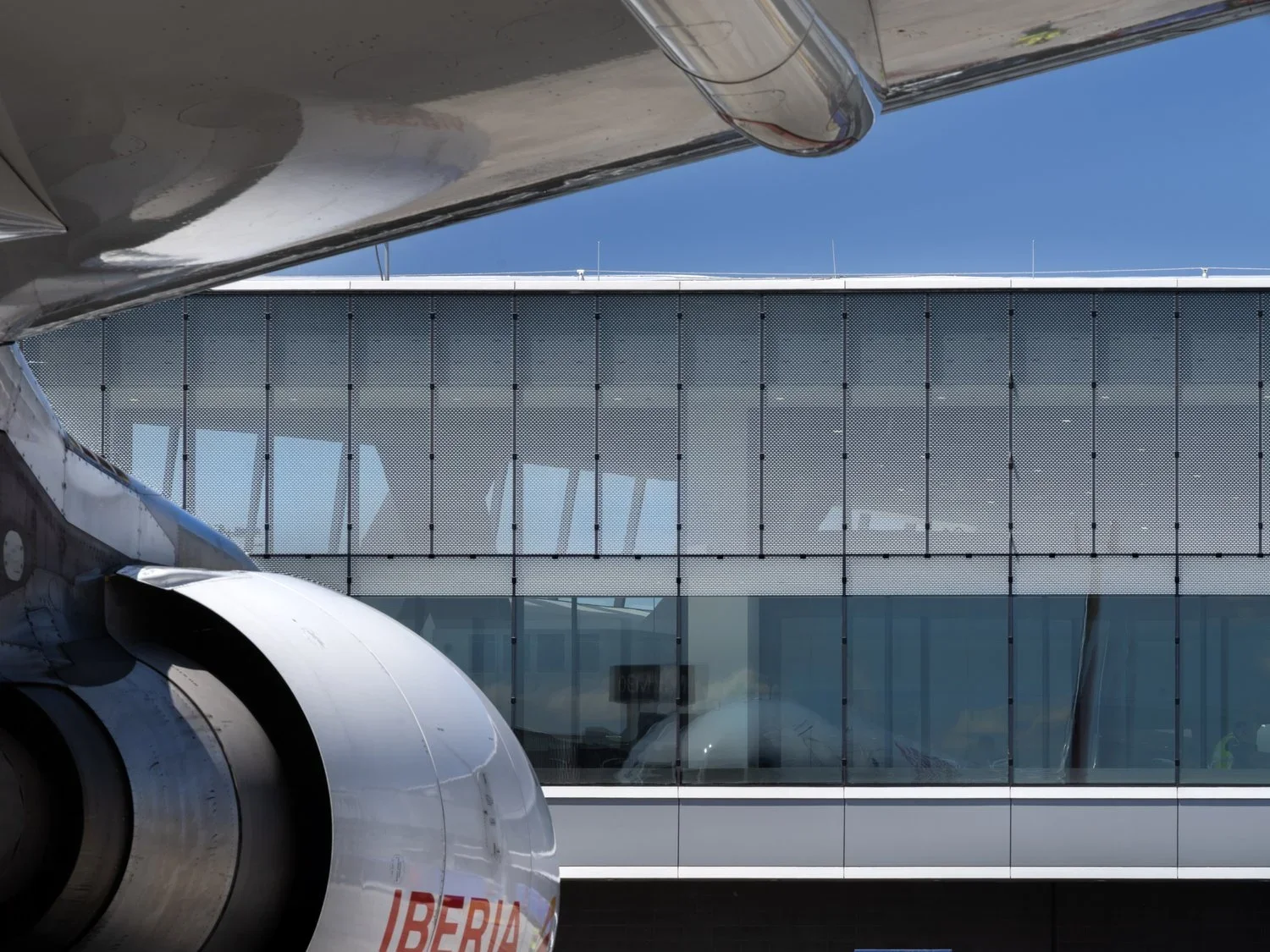 O'Hare Terminal 5 VS1 smart glass installation