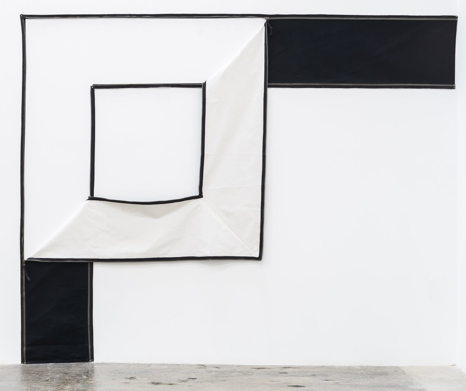 Karen Carson, Right Angle, 1972. Unstretched canvas and zippers, 78 x 97 x 3 inches. Collection Museum of Contemporary Art San Diego; Gift of the artist and Gavlak Gallery, 2022.60.