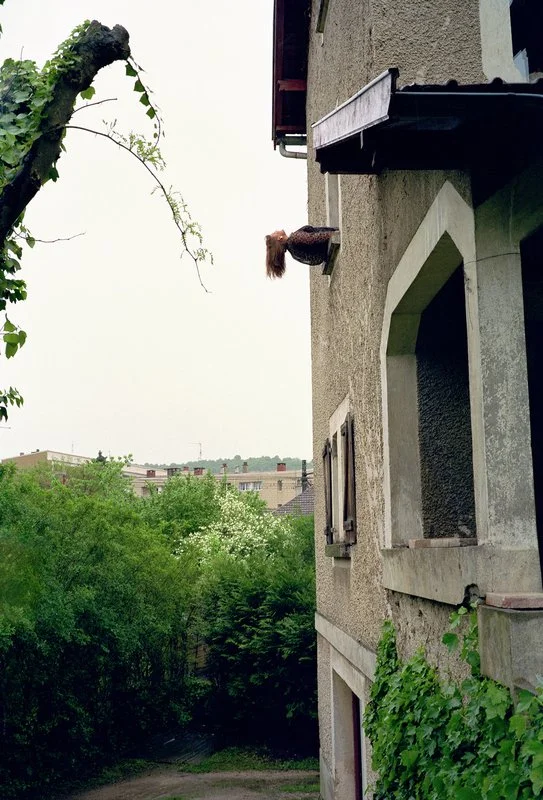  Erwin Wurm,  Outdoor Sculpture (From the Cahors Series) , 1999, C-print on aluminum, 48 x 32 inches. Collection of Akron Art Museum, Gift of Michael and Cathy Casteel. 
