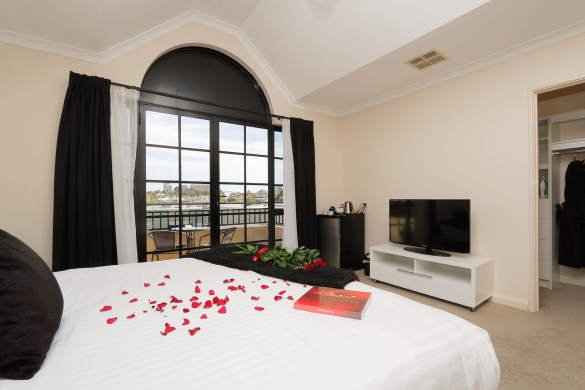 131-bedroom-suite-with-roses-choclates-and-tv-with-view-of-the-city-585x390.jpg