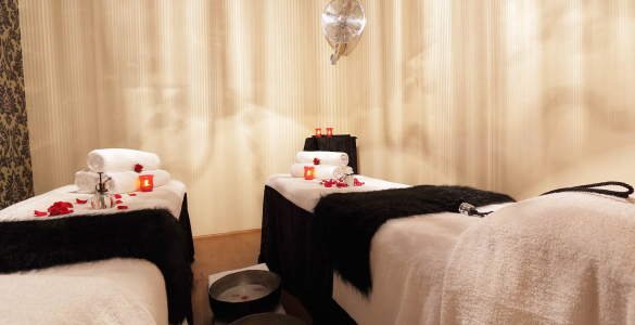 161-two-massage-tables-prepared-with-rose-petals-candles-and-towels-585x300.jpg