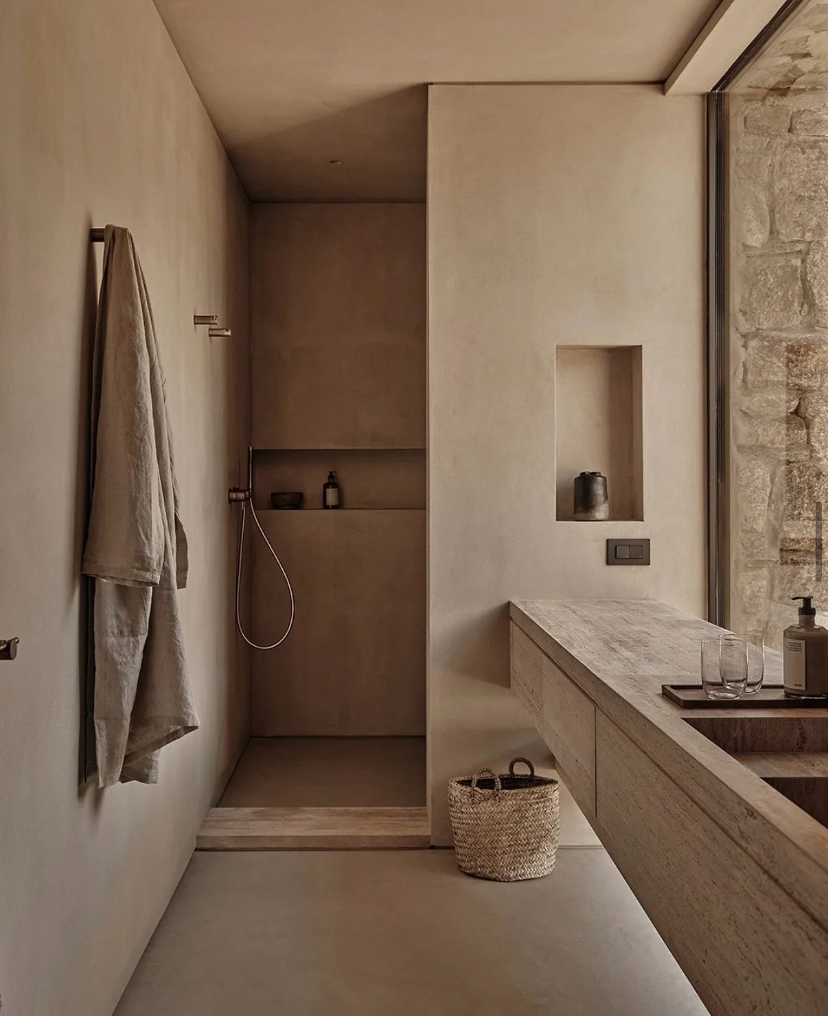 En Kyano

▪️A Dialogue Between Earth and Sea
En Kyan&rsquo;s architecture draws inspiration from the raw beauty of the Aegean landscape &mdash; sculpted by wind, water, and light. The spaces are designed as a continuous dialogue between the natural e