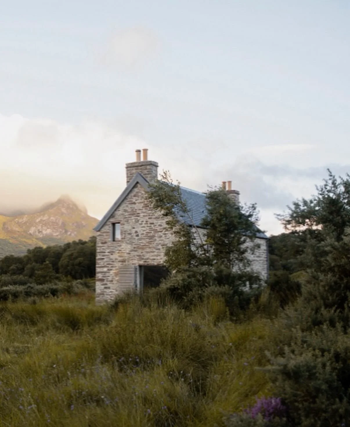 Kyle House, located in the Scottish Highlands at the southern tip of the Kyle of Tongue, is a minimalist one-bedroom retreat designed by GRAS and is the only inhabited property to enjoy uninterrupted views along the length of the sea loch. 

The layo
