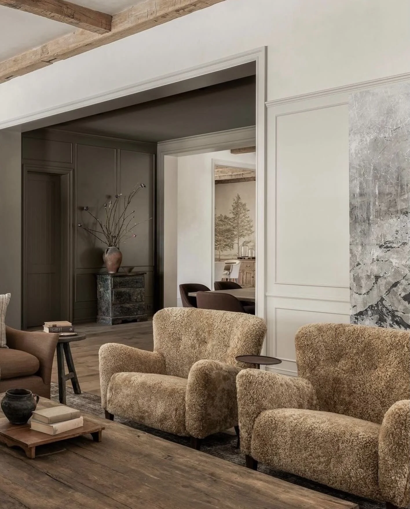 Most people don&rsquo;t realize this&hellip;

You can have a beautiful home
and still feel slightly on edge inside it.

Not because anything is &ldquo;wrong&rdquo;
but because your space is quietly asking your body to work.

Too many focal points.
Li