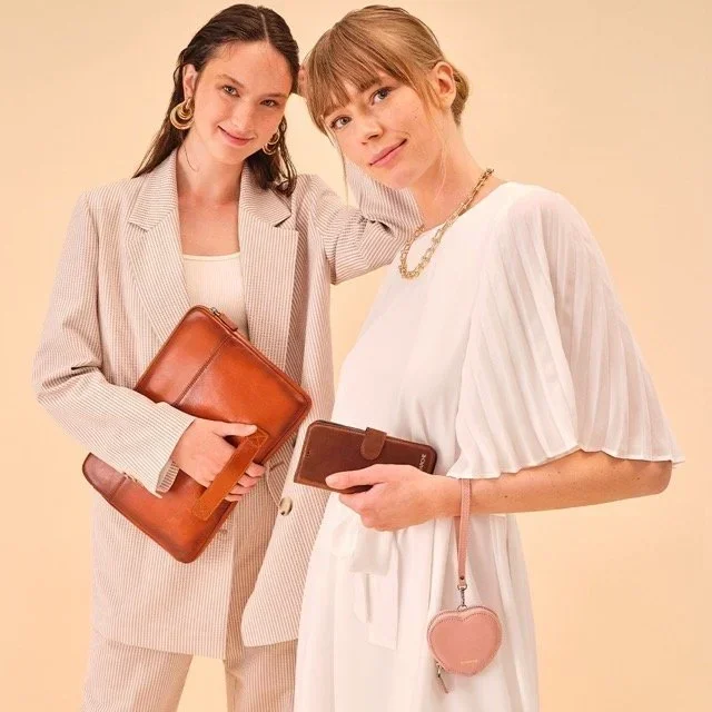 16_le_marche_two_women.webp