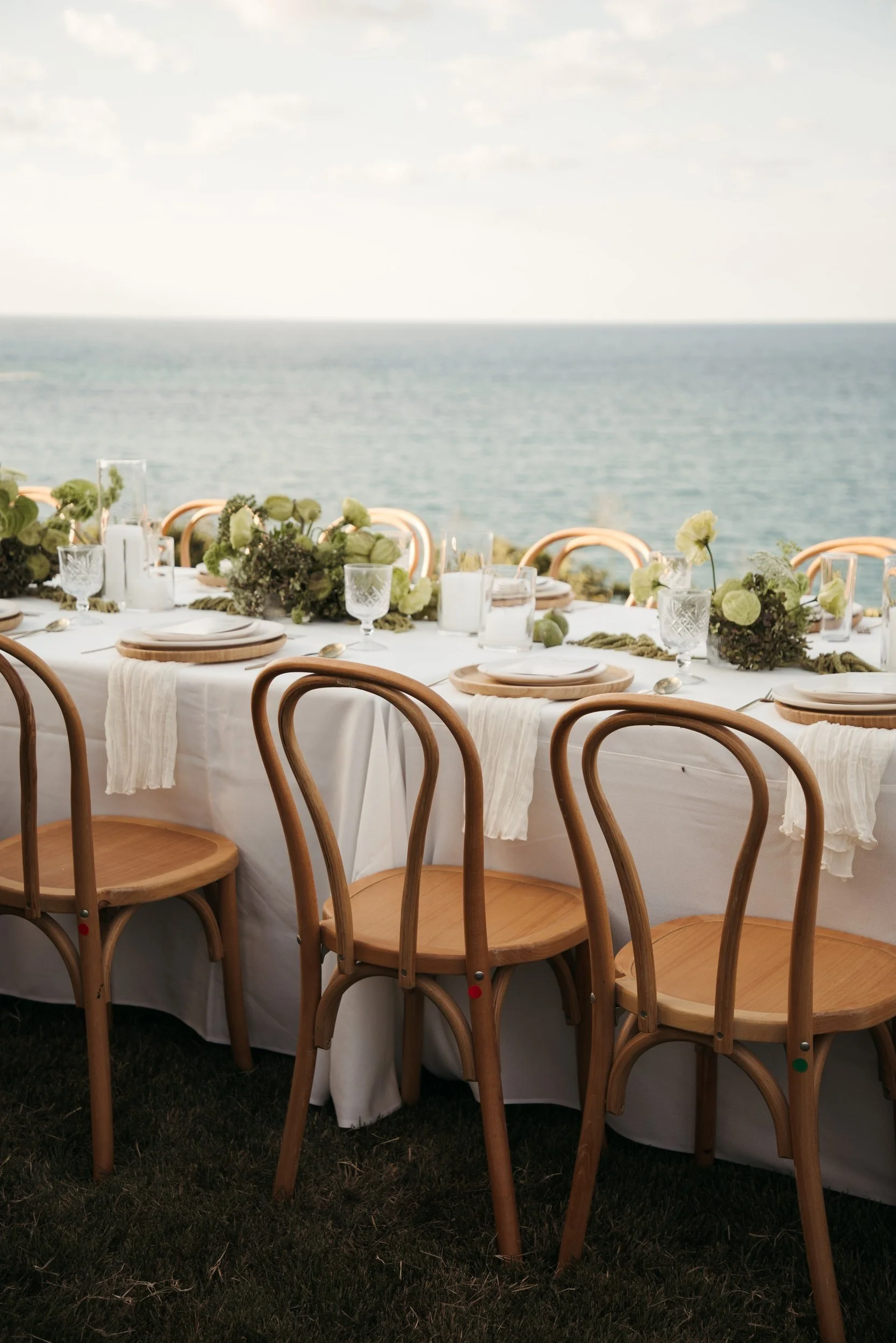 Long reception table above the Pacific in Sayulita, dressed in green anthurium and white blooms