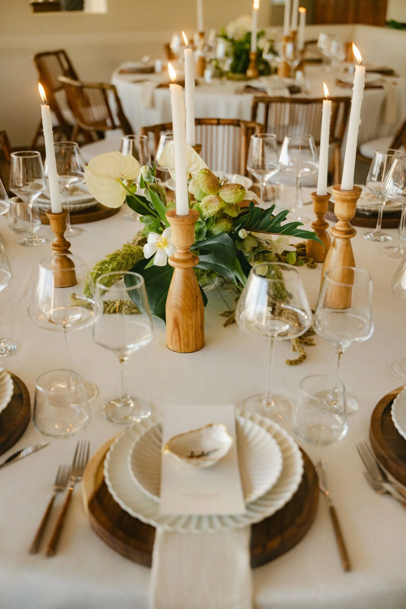 Place setting with wooden charger and green centerpiece at Casa Kimberly