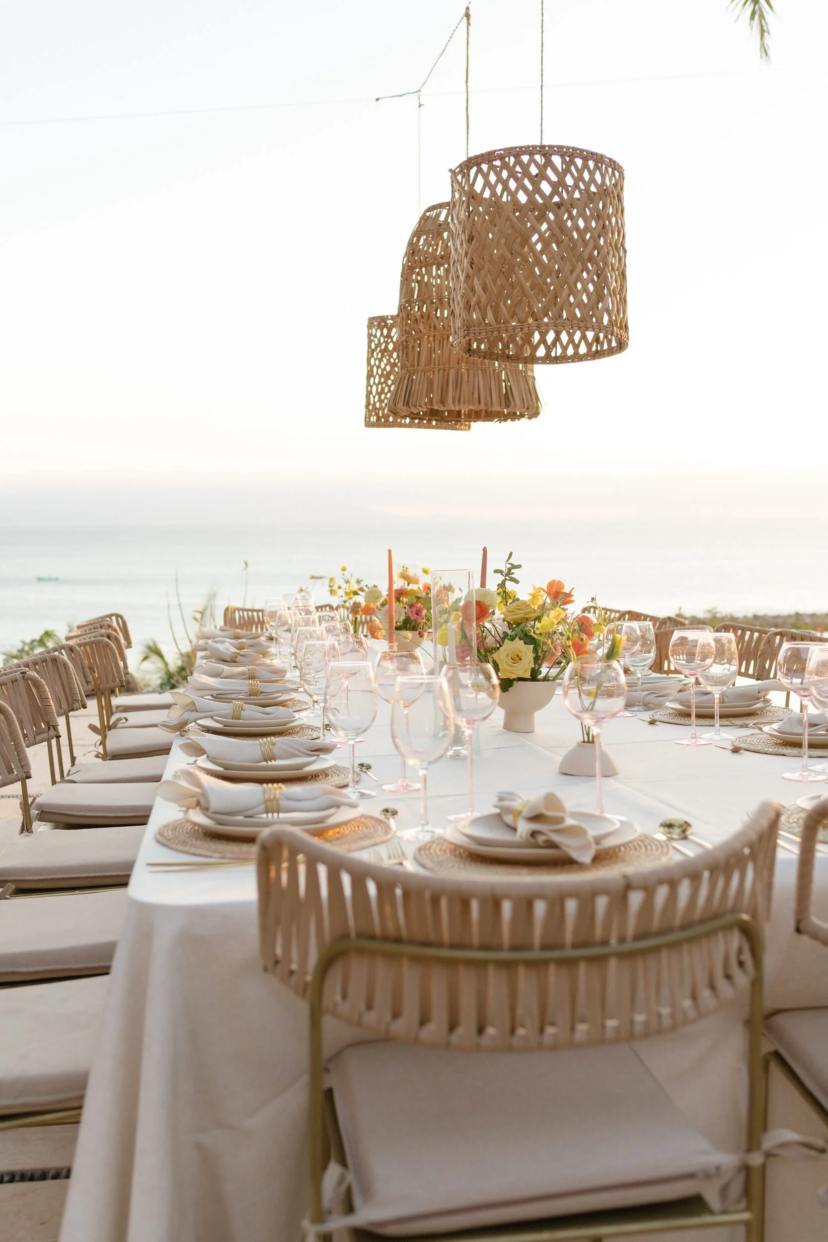 Oceanfront tables with citrus florals at Cuixa del Cielo, Punta de Mita