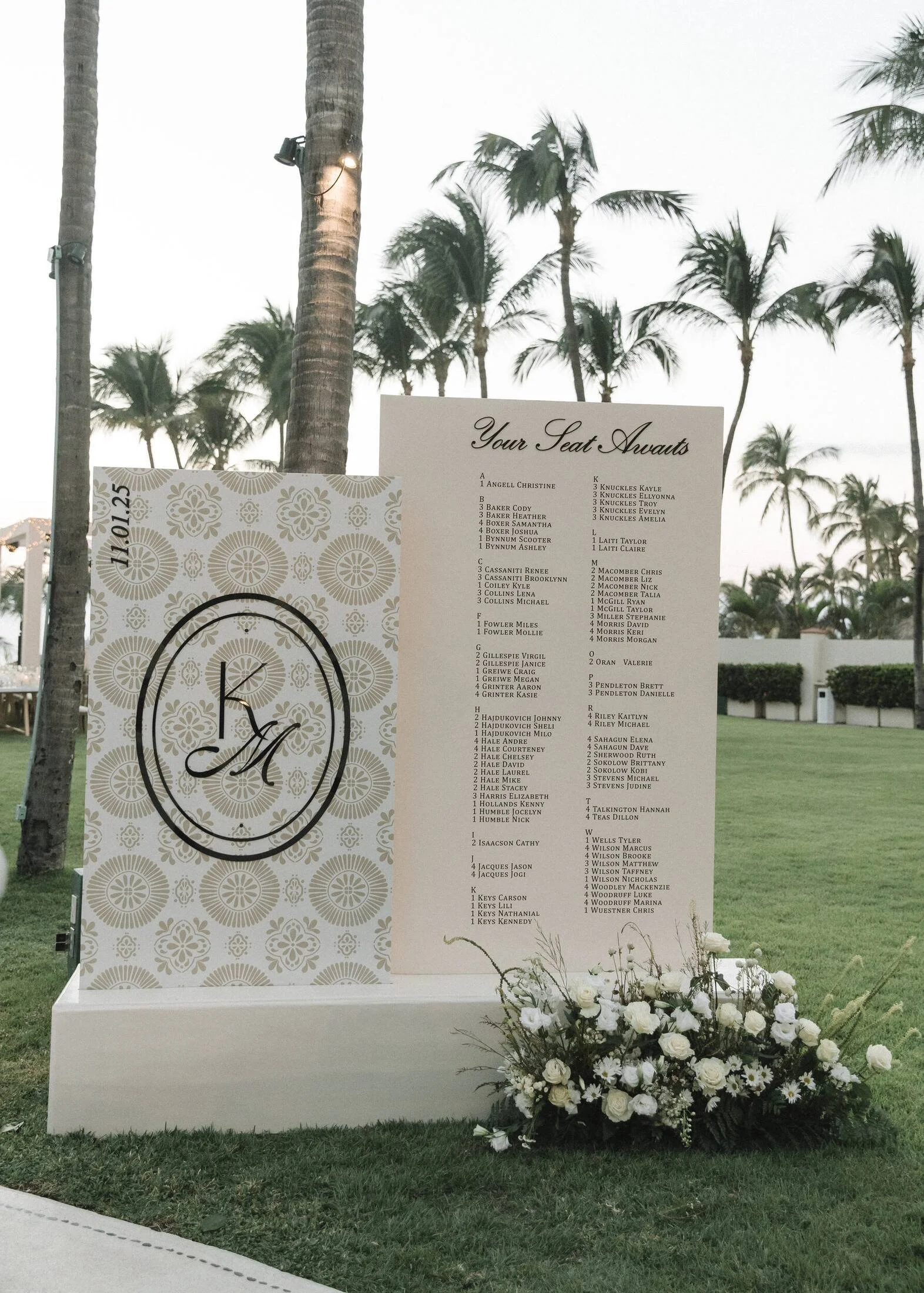 Seating chart with grounded white florals at Grand Velas Riviera Nayarit