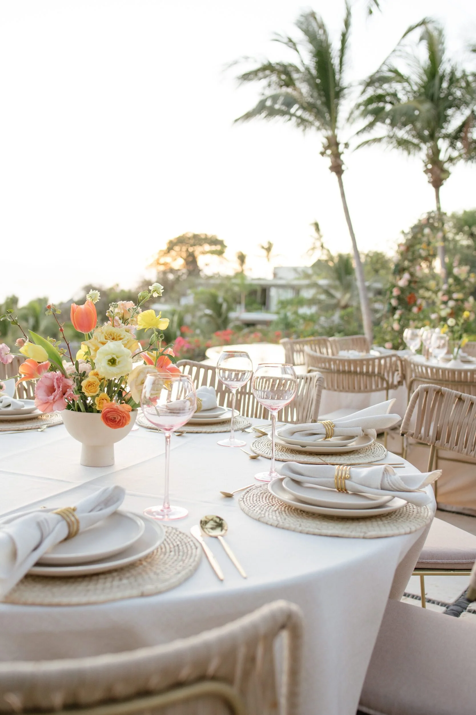 Round table with citrus florals under palms at Cuixa del Cielo