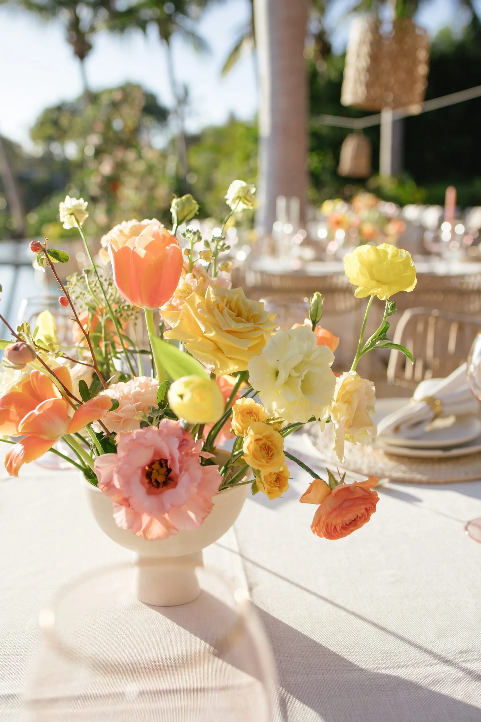 Citrus centerpiece with tulips and ranunculus at Cuixa del Cielo