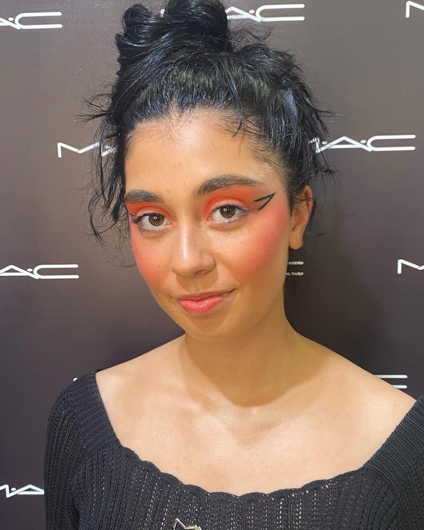 🔥ARTISTRY NIGHT🔥
Draped blush, graphic liner and glazed skin&hellip; I&rsquo;m in heaven!
Loved using the new @maccosmetics Strobe Dewy Skin Tint and the Hyper Real Skincare to create this goregous look on the even more gorgeous @serenagray18 ❤️&zw