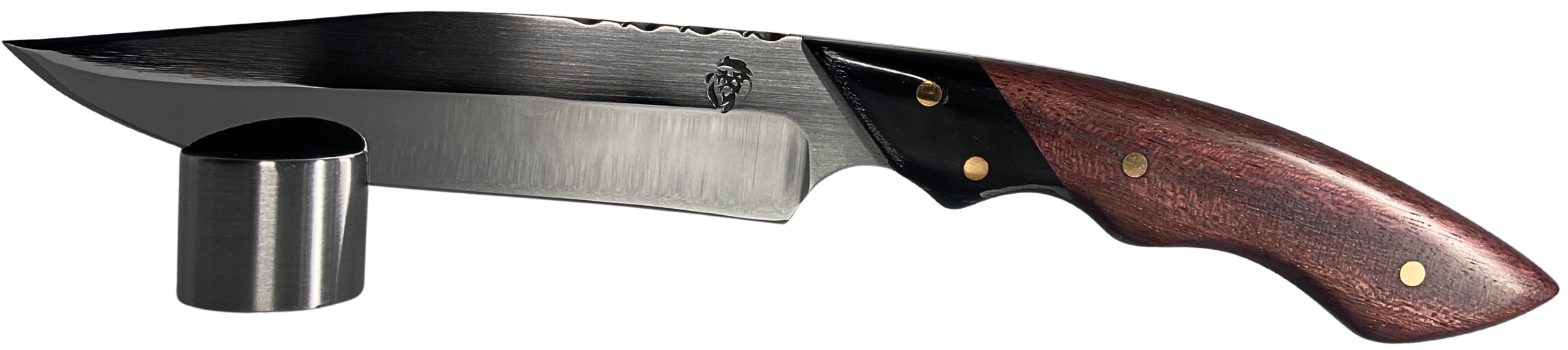 Couteau forgé en acier poli avec manche en corne de buffle noir et bois rouge et rivets en bronze présenté sur un support en acier, sur fond noir.