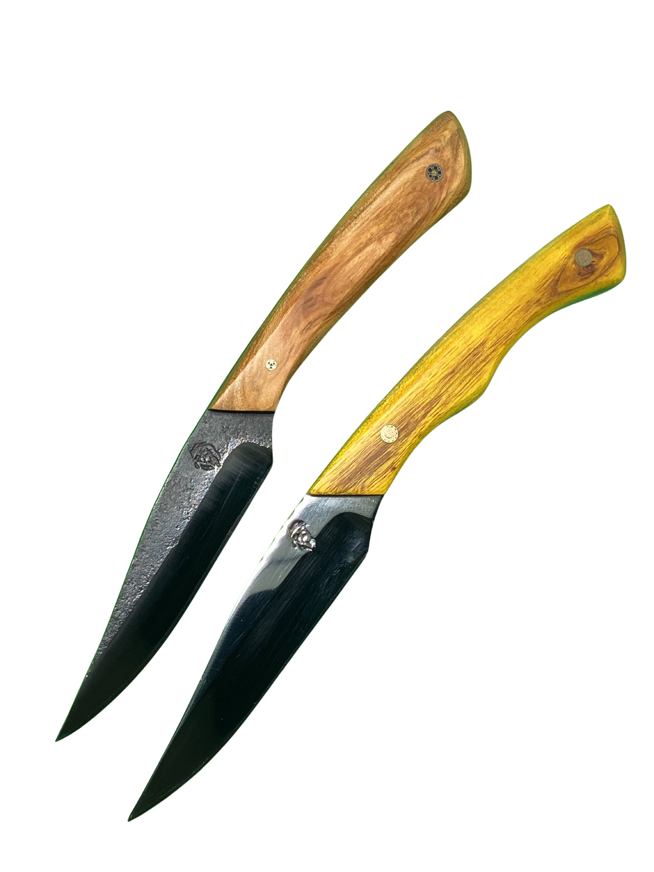 Deux couteaux côte à côte forgés en en acier avec manches en bois clair sur fond foncé.