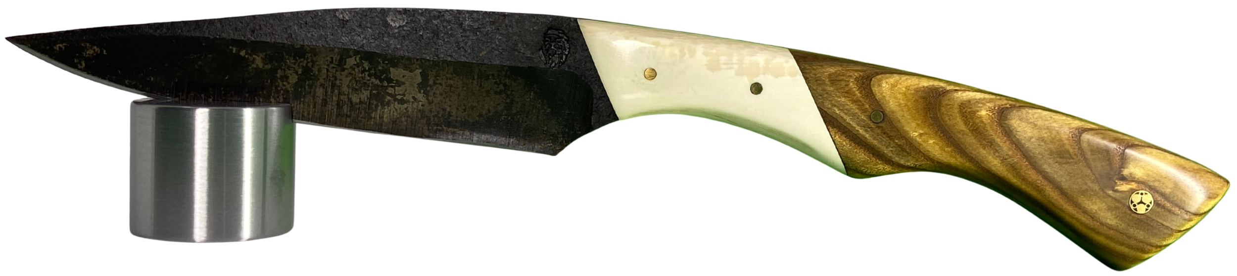 Couteau avec lame en acier forgé brut de forge et brut de trempe posé sur un support en acier gris, avec manche en ivoire blanc de mammouth et bois jaune sur fond foncé.