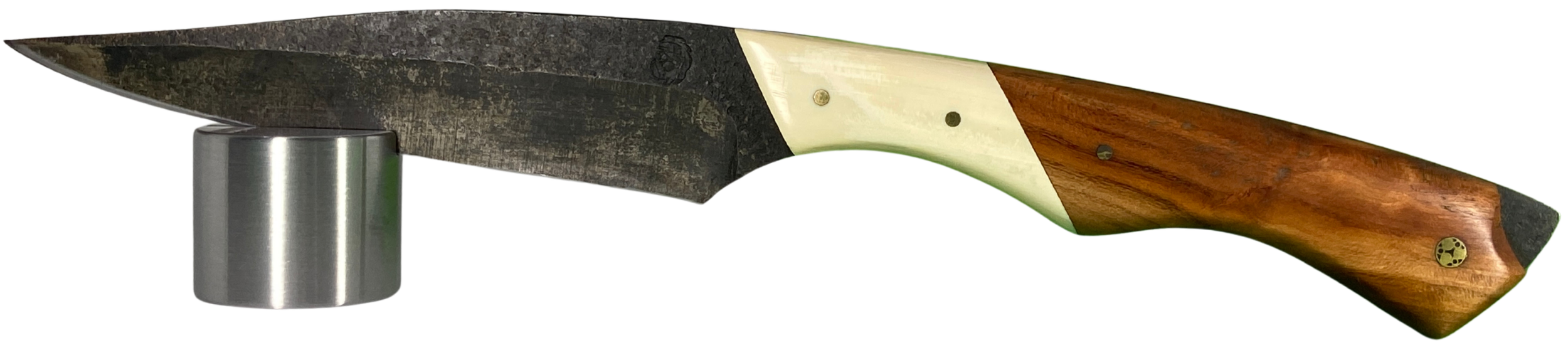 Couteau avec lame en acier forgé brut de forge et brut de trempe posé sur un support en acier gris, avec manche en ivoire blanc de mammouth et bois rouge sur fond foncé.