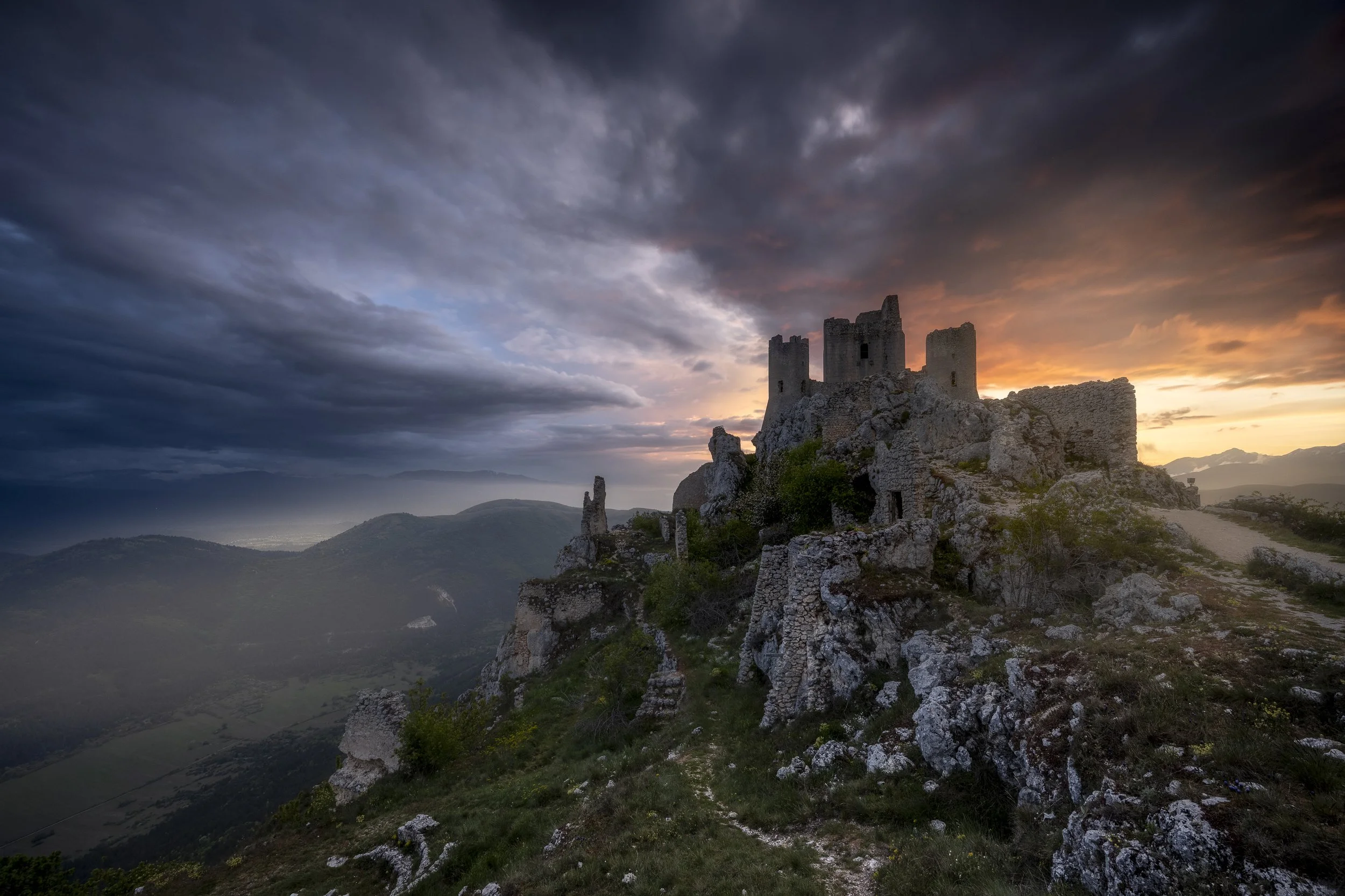 ✨ Rocca Calascio — Brutal, Beautiful, and Absolutely Unforgettable ✨

Tonight’s sunset at Rocca Calascio felt almost unreal—fiery skies spilling over stone walls that have watched centuries pass. There’s something raw and epic about this place… a for