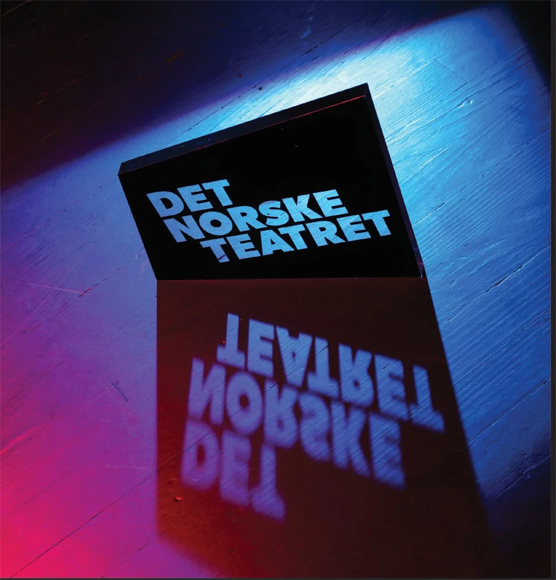 Plexiglass logo on the main stage