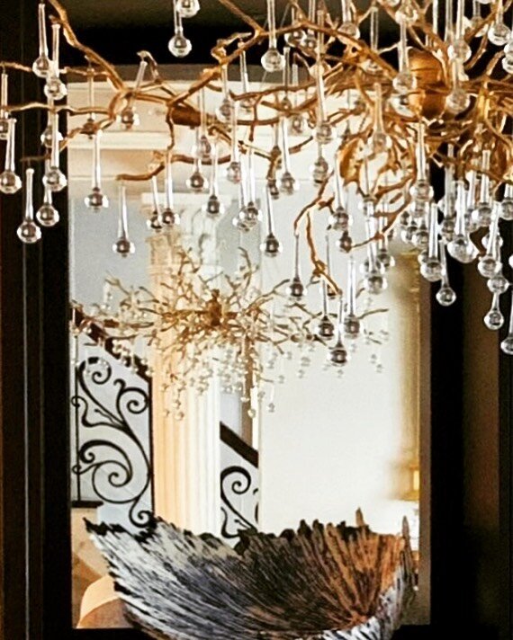 REFLECTION
__________________________________

Design by Elements of design
Photography iPhone
__________________________________

elementsofdesign #custom#dining #layers #details #chandelier #brass #branches #crystal#art #bespoke #fluted #columns #w