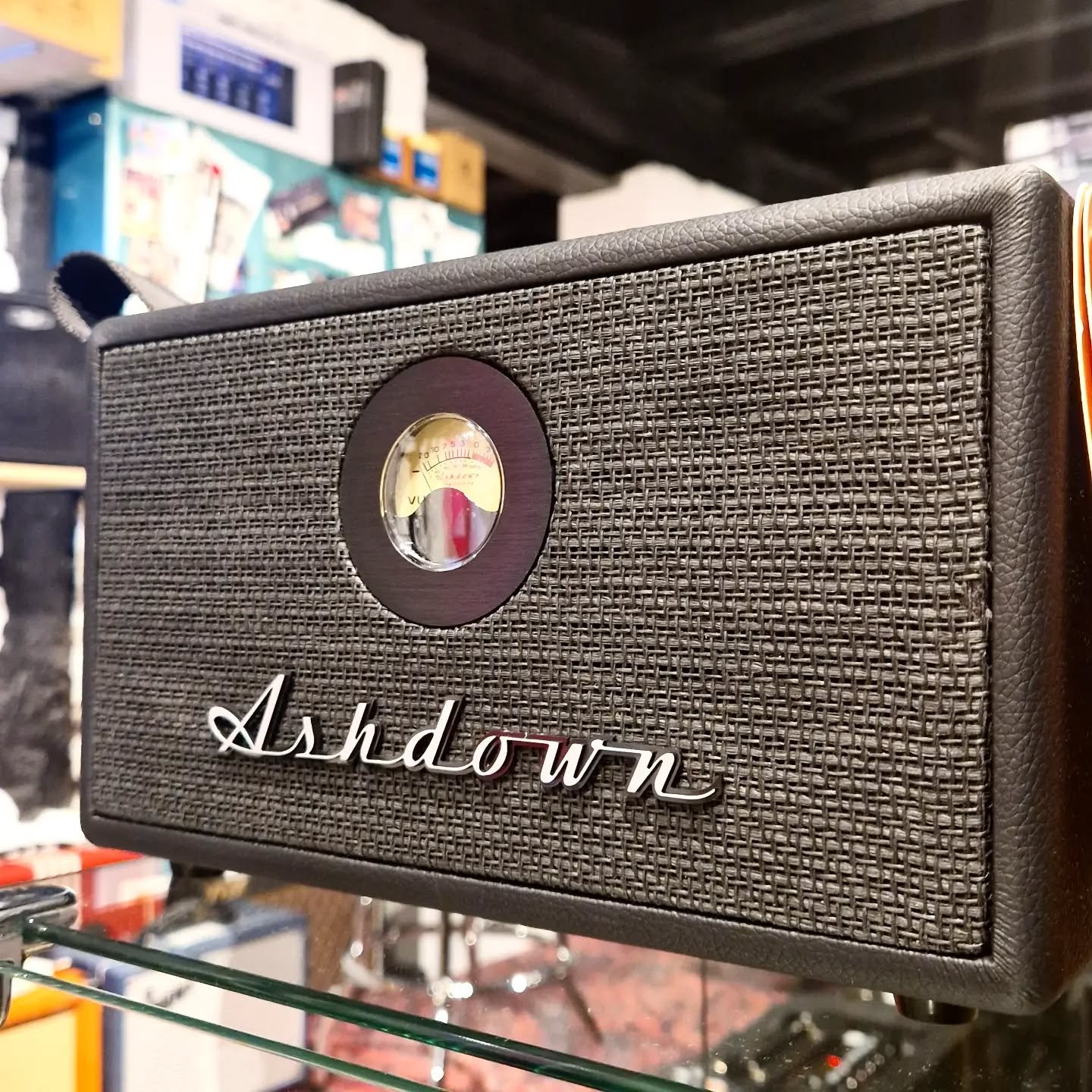 Ashdown steht nicht nur auf den gro&szlig;en B&uuml;hnen der Welt, sondern passt auch ins Wohn oder Schlafzimmer 🛏🛋

Der stylische Home-Audio Bluetooth Speaker f&uuml;r eure Lieblingssongs, oder Studio Junior als perfekter &Uuml;bungspartner 🔊

Kl