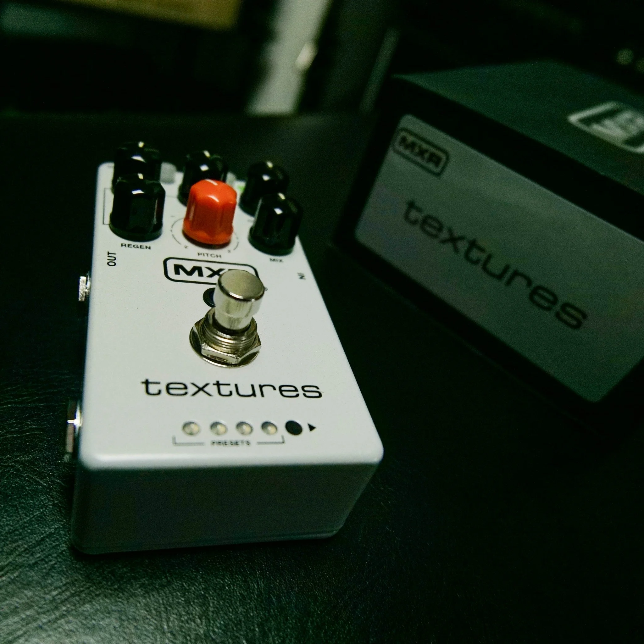 Es wird experimentell. Sehr experimentell🧪. Das neue Textures Pedal von MXR macht da weiter, wo das "Layers" Pedal aufgeh&ouml;rt hat☄

Delays, Pitch-Shifts, Repeats, Randomization...eure Fahrkarte ins Universum!🚀

#Electric #sound #pedal
