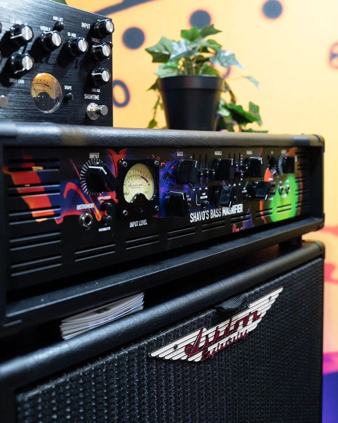 Amps, Amps, Amps 🥰

Combo, Fullstack, Neuauflagen alter Klassiker oder moderne Signature-Modelle✅
Ashdown hat f&uuml;r euch alles im Programm was das Herz begehrt🫶🏻

Neue Demos gibt es demn&auml;chst auch ausf&uuml;hrlich auf unserem YT-Channel📺
