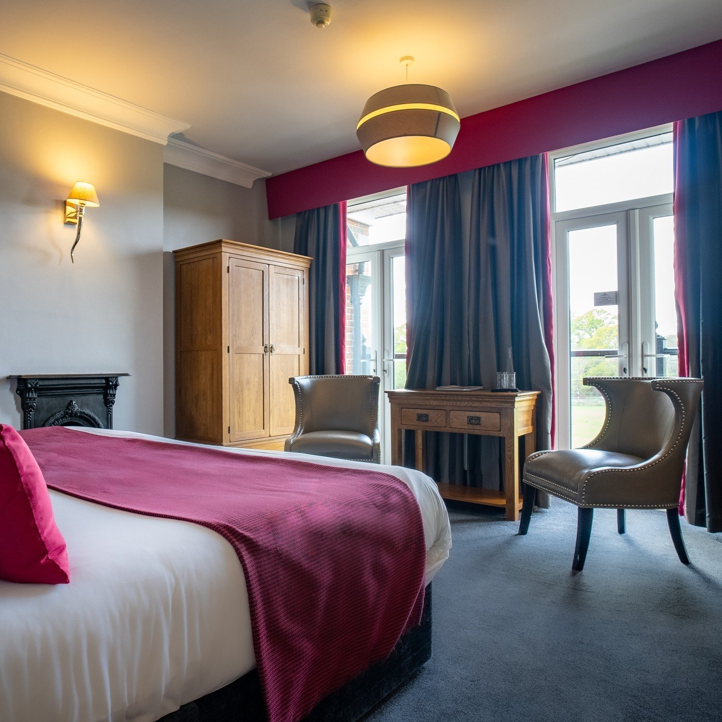 Fall asleep counting sheep, wake up counting deer...

Our bedrooms at Balmer Lawn offer forest views that'll have you feeling like you're sleeping in a wildlife documentary. 🐂🐑🦌🦅🐴

Who needs Netflix when you've got nature's own entertainment rig