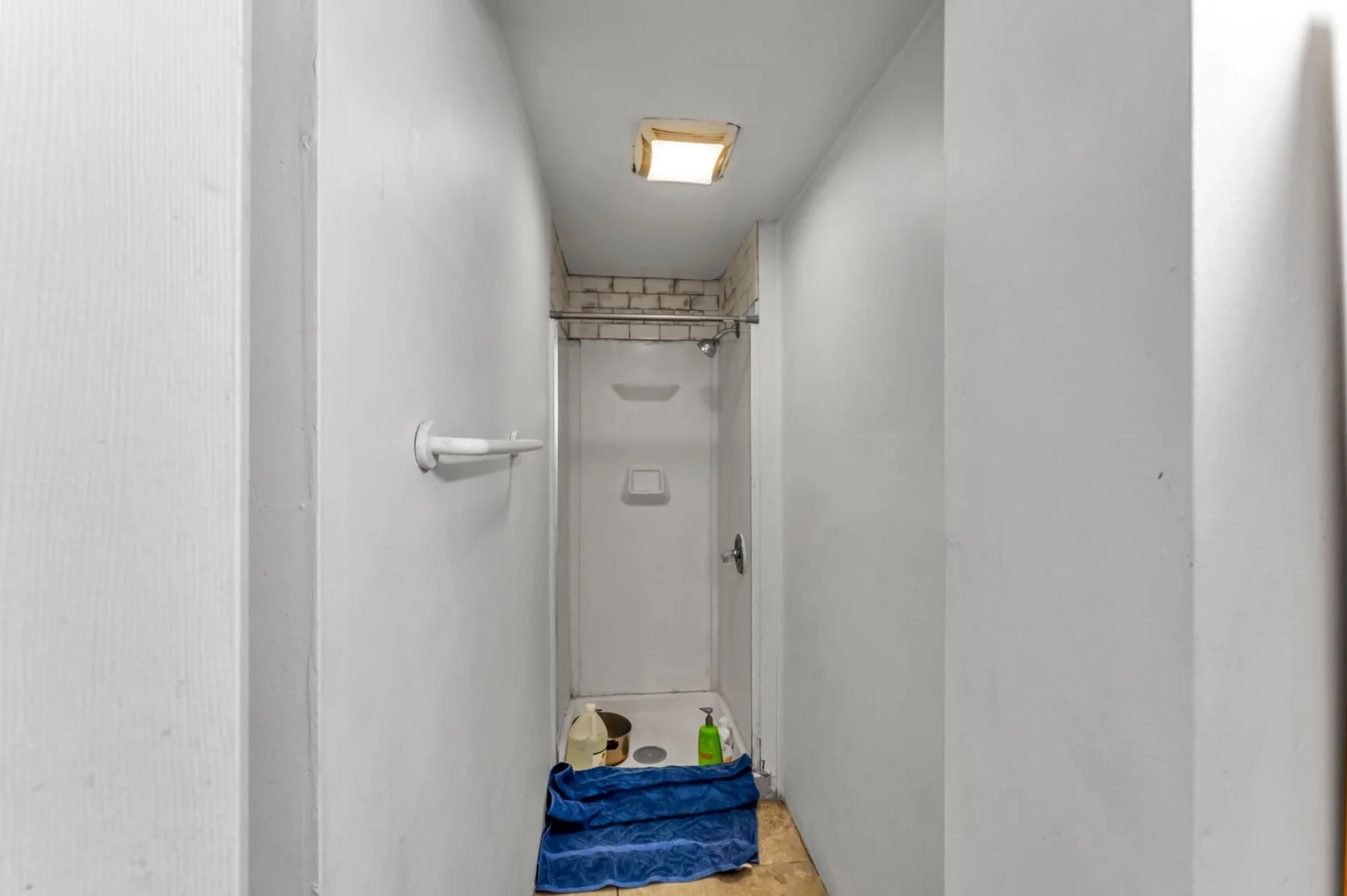 Unit 2 Bathroom - 2.jpg