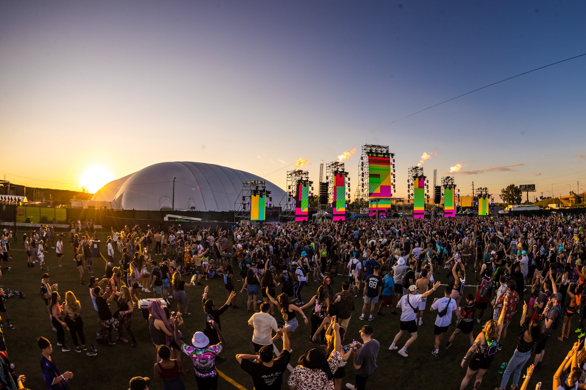 NORTHCOAST2021_0905_185106-5845_ALIVECOVERAGE_crowd_money.jpg