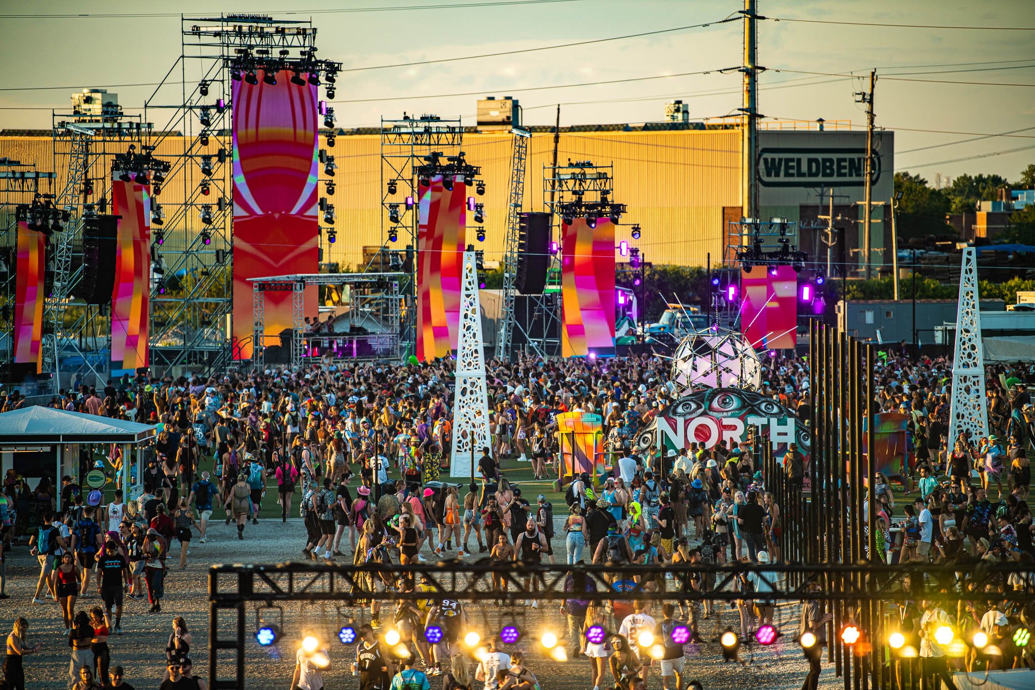 NORTHCOAST2021_0905_184919-7821_ALIVECOVERAGE_crowd_money.jpg