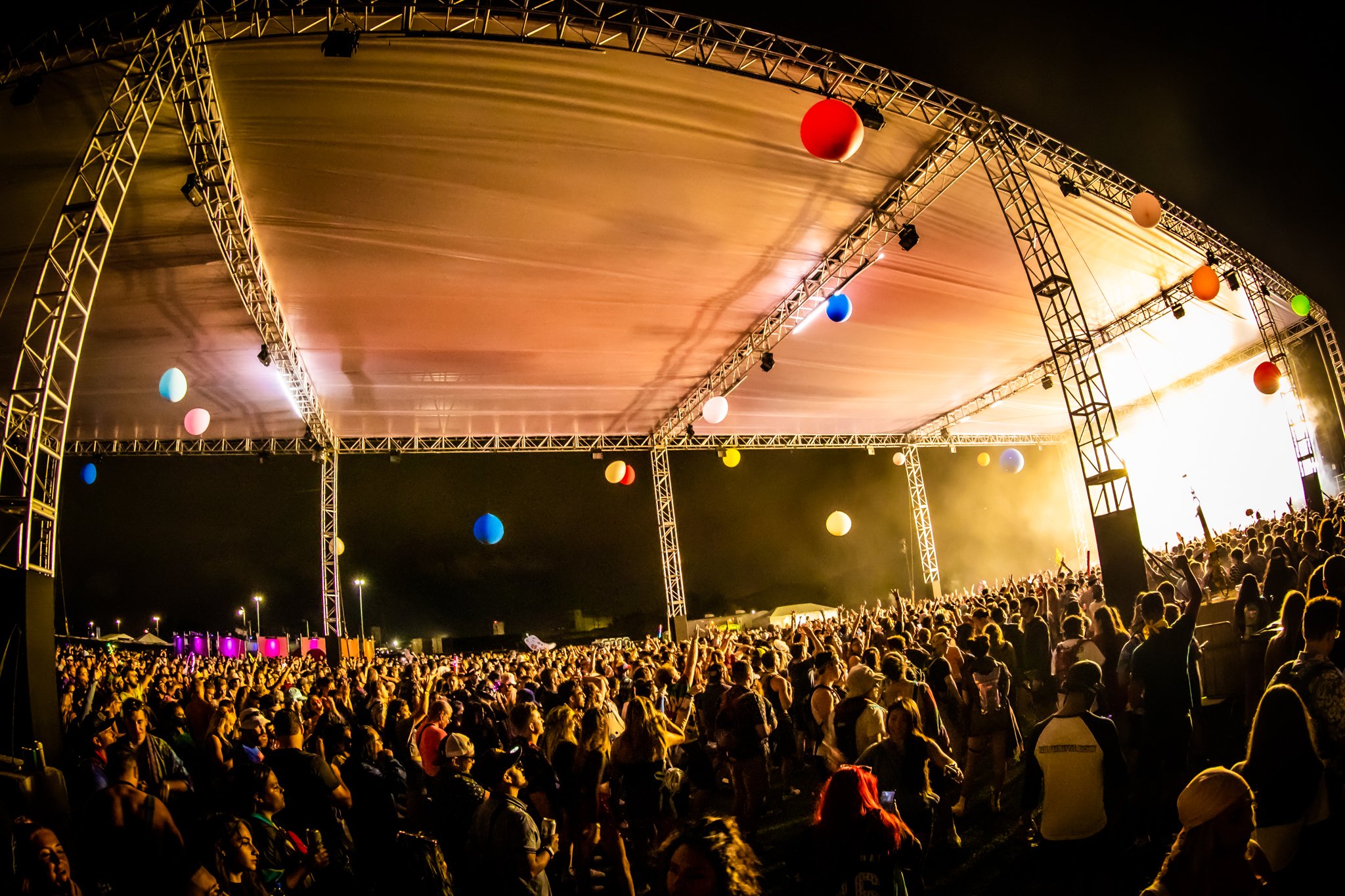 NORTHCOAST2021_0904_200951-10746_AaronBradley_money_crowd.jpg
