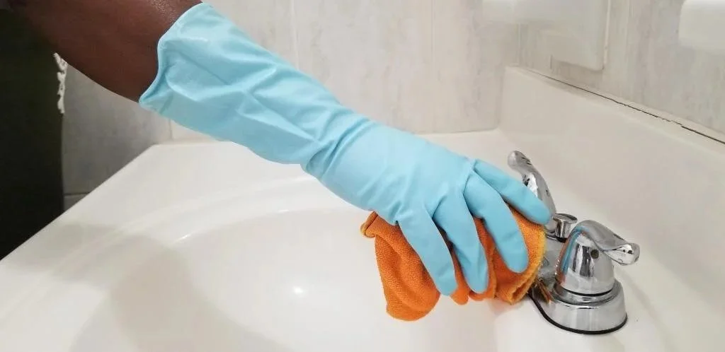 Bathrooms Our bathroom cleaning service includes: Cleaning mirrors Removing mold and mineral buildup Polishing stainless steel fixtures Removing soap scum Cleaning toilets Washing tubs, sinks, and showers Wiping down all surfaces