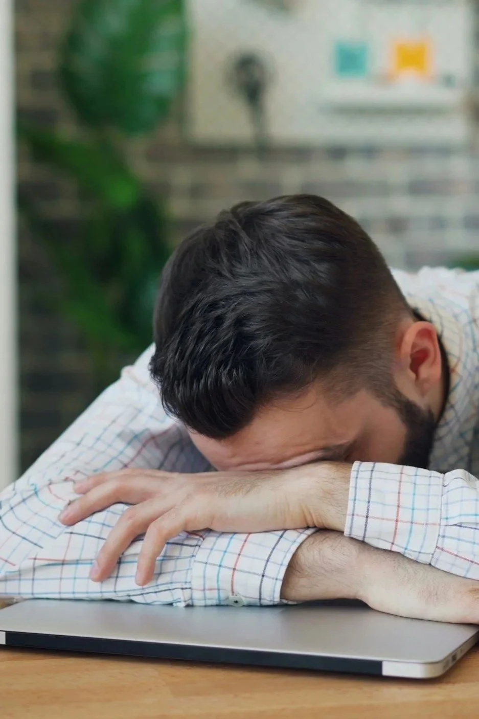 Charlotte office worker experience headache, neck, and shoulder pain due to desk work