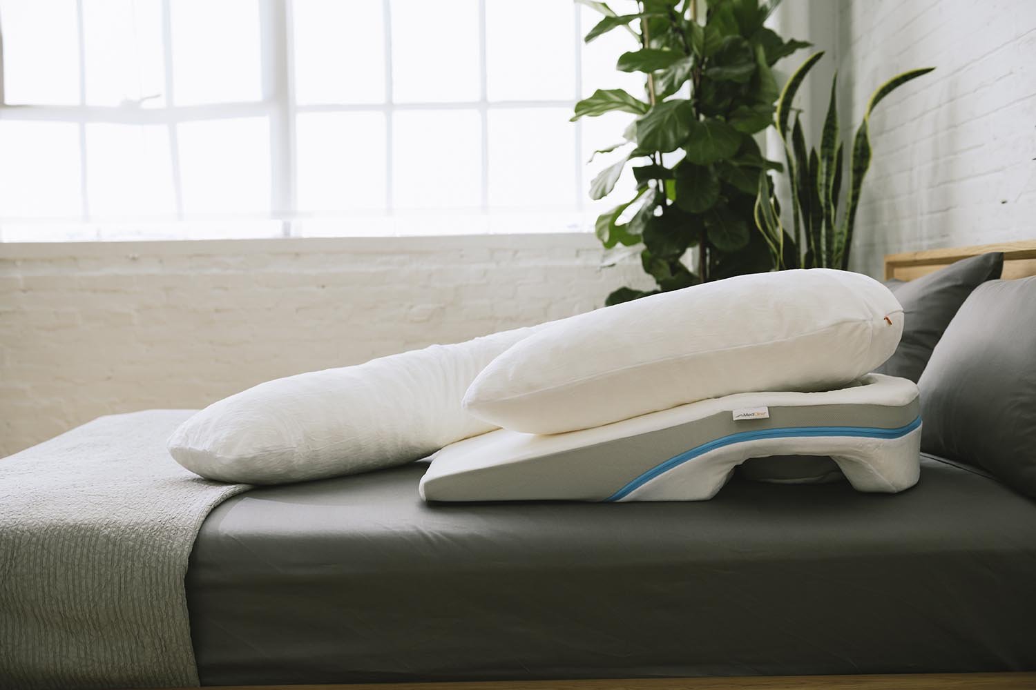 MedCline Shoulder Relief System with inclined Wedge and body pillow on a bed