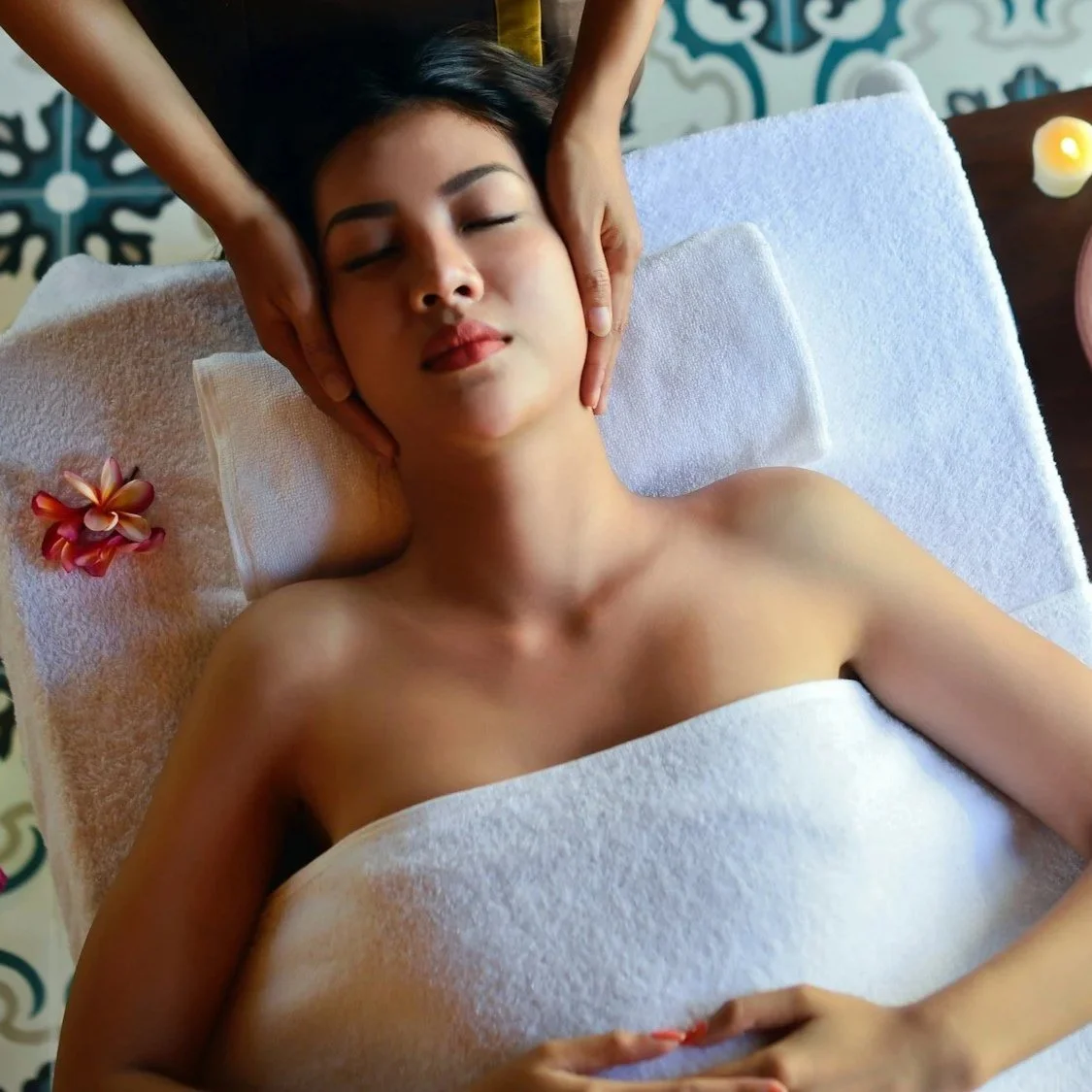 A women receiving a scalp massage