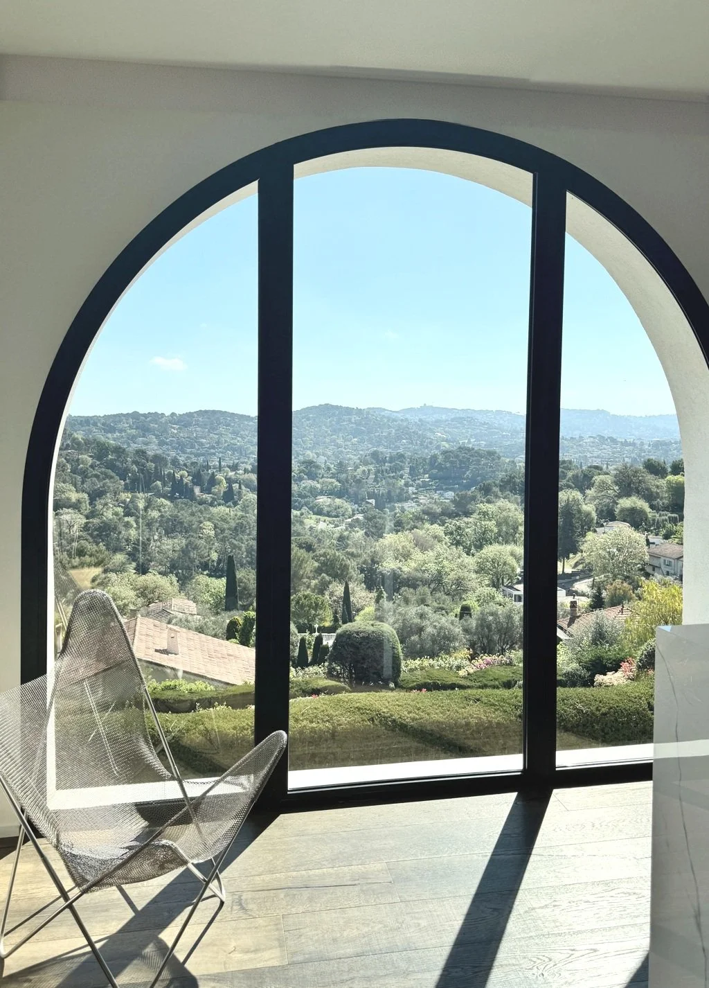 Vue depuis l'arche devant l'ilôt