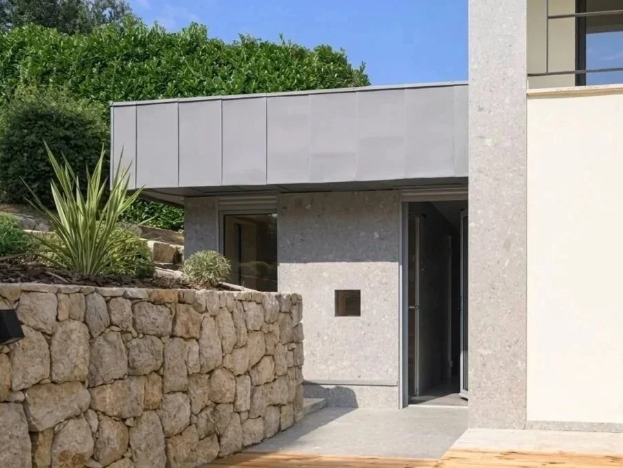 Extension Sauna and Hammam_Structure bois et carrelage large dalle exterieur et interieur, toiture en zinc. 
