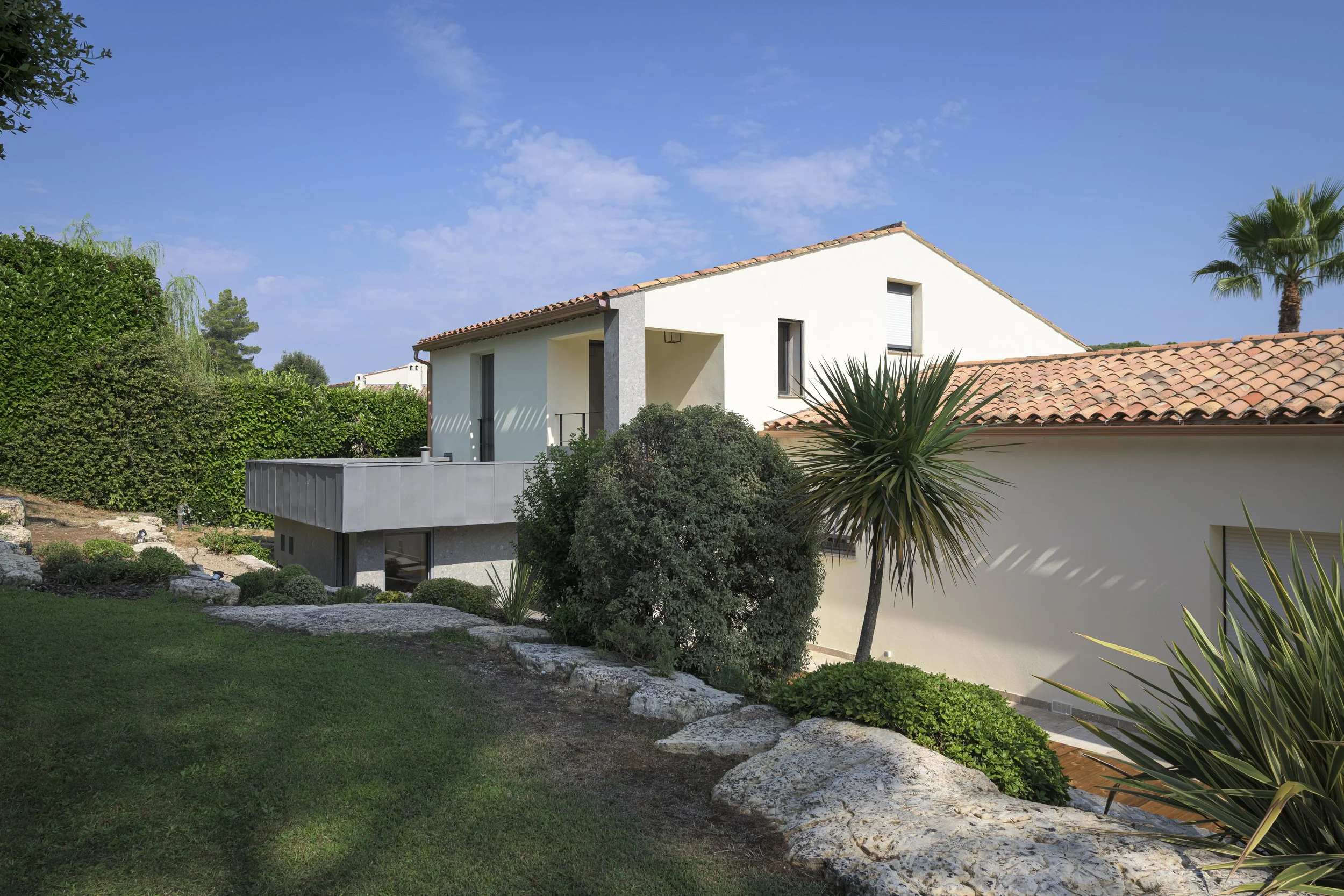 Vue de la nouvelle structure, insérée dans la terrasse décaissée existante et reliée à la villa.