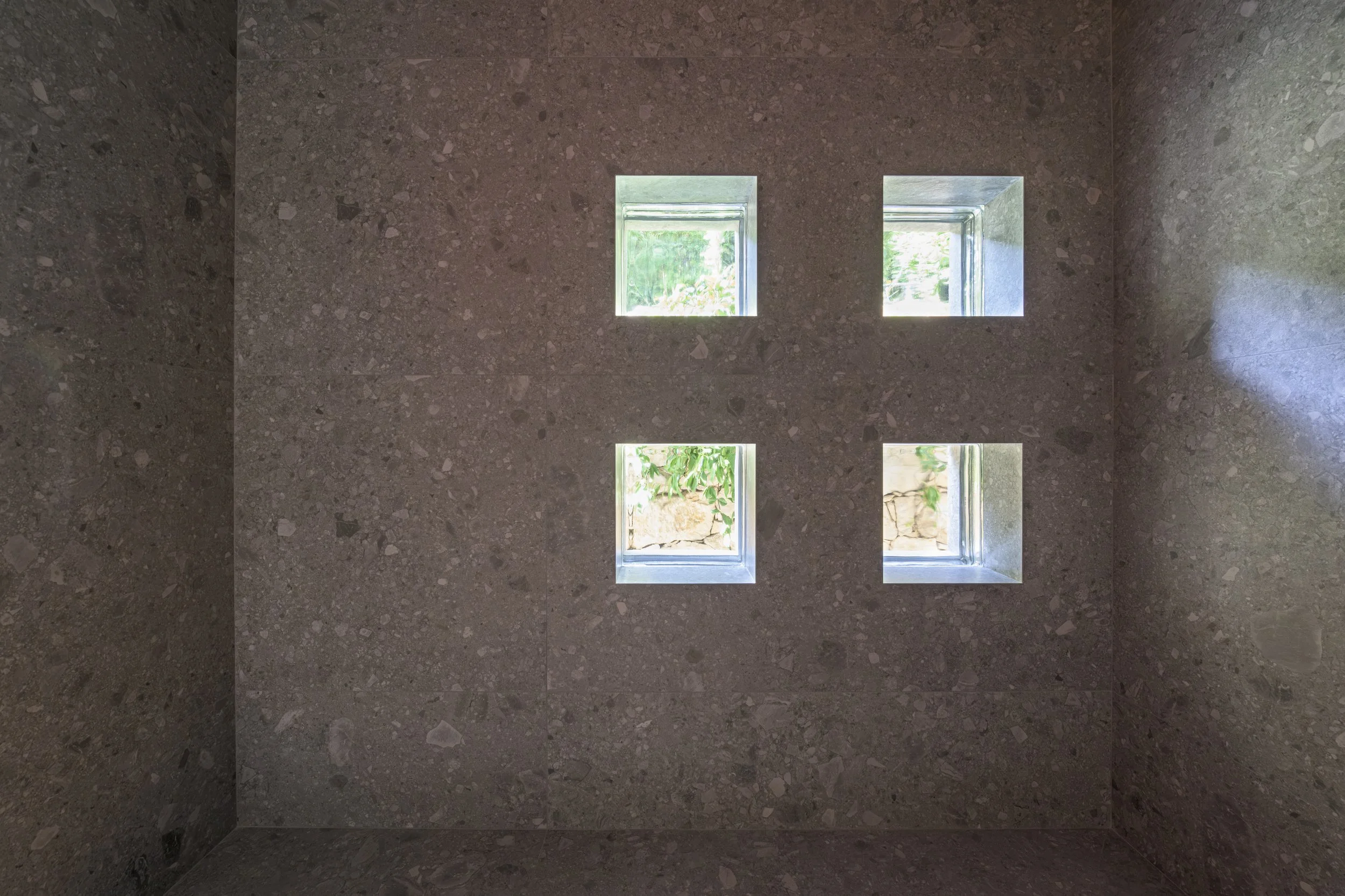 Vue des quatres ouvertures en pavées de verre transparent.