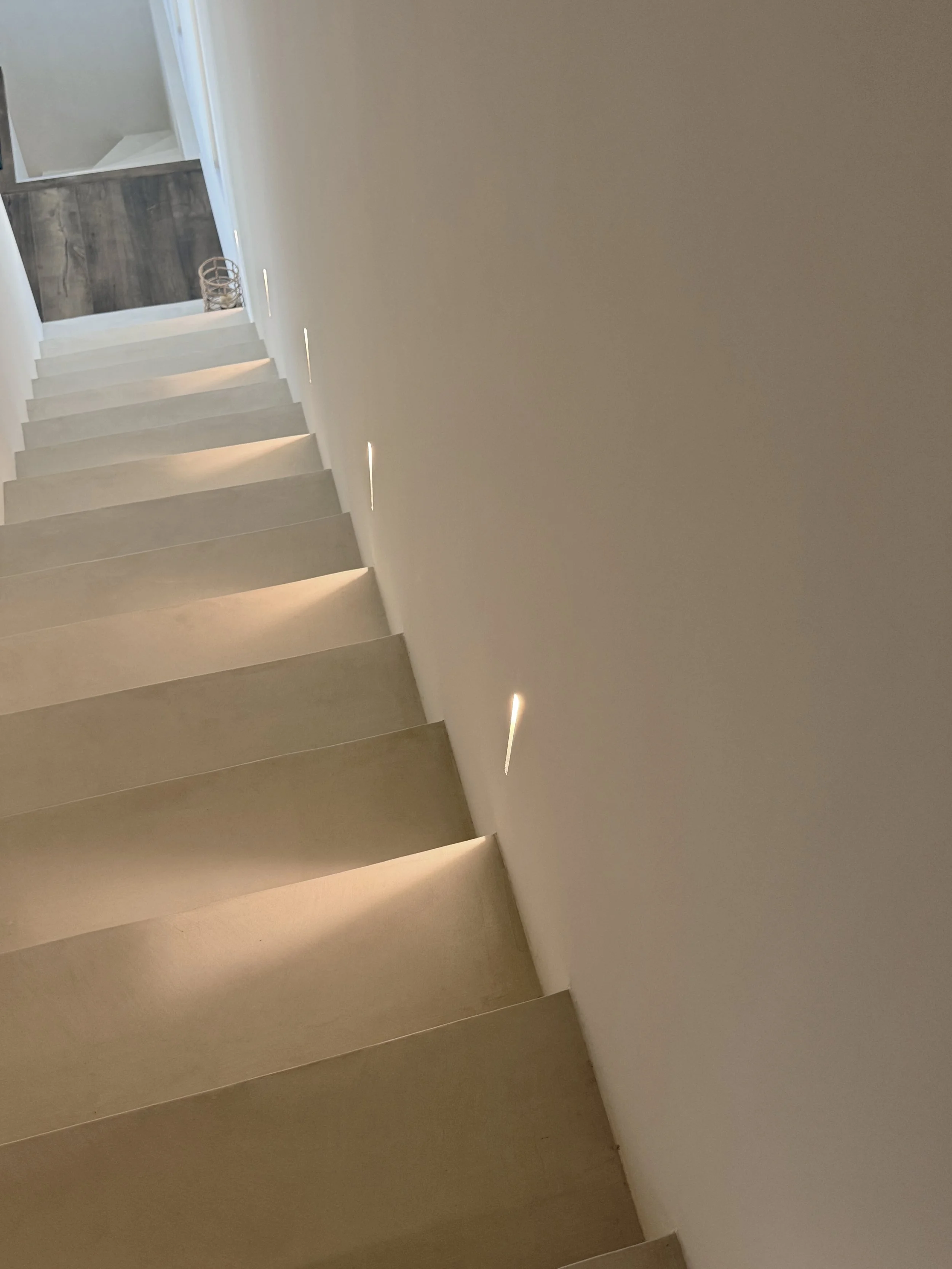 Vue depuis l'escalier du haut en béton ciré 