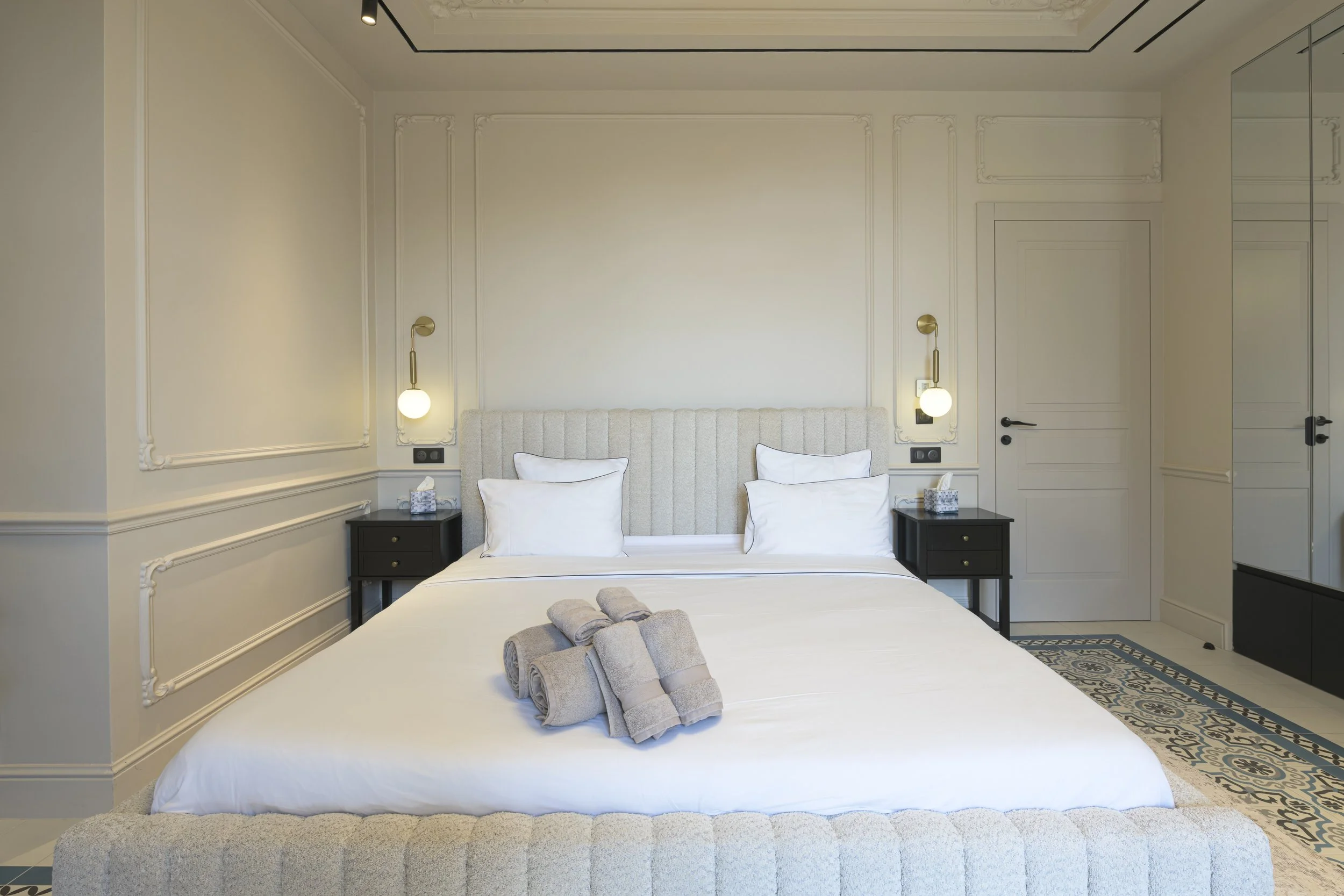 2026-07-22-cannes_villa_s_étage_01_chambre_01-Fred Laures-1.jpg