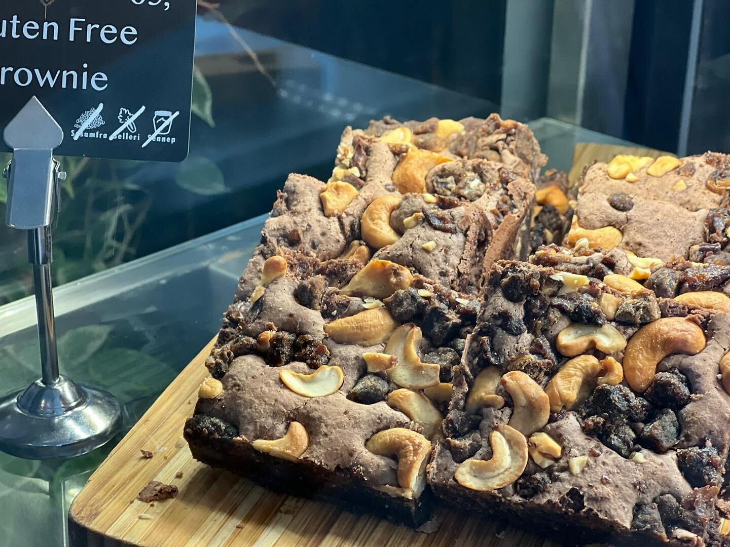 Chewy, gooey and gluten-free. Our super moist vegan brownies are packed with dates, fruits and cashews. As always, we love creating food with a combination of textures, can we interest you in a brownie? 

Tag a brownie lover in the comments👇.

#Nord